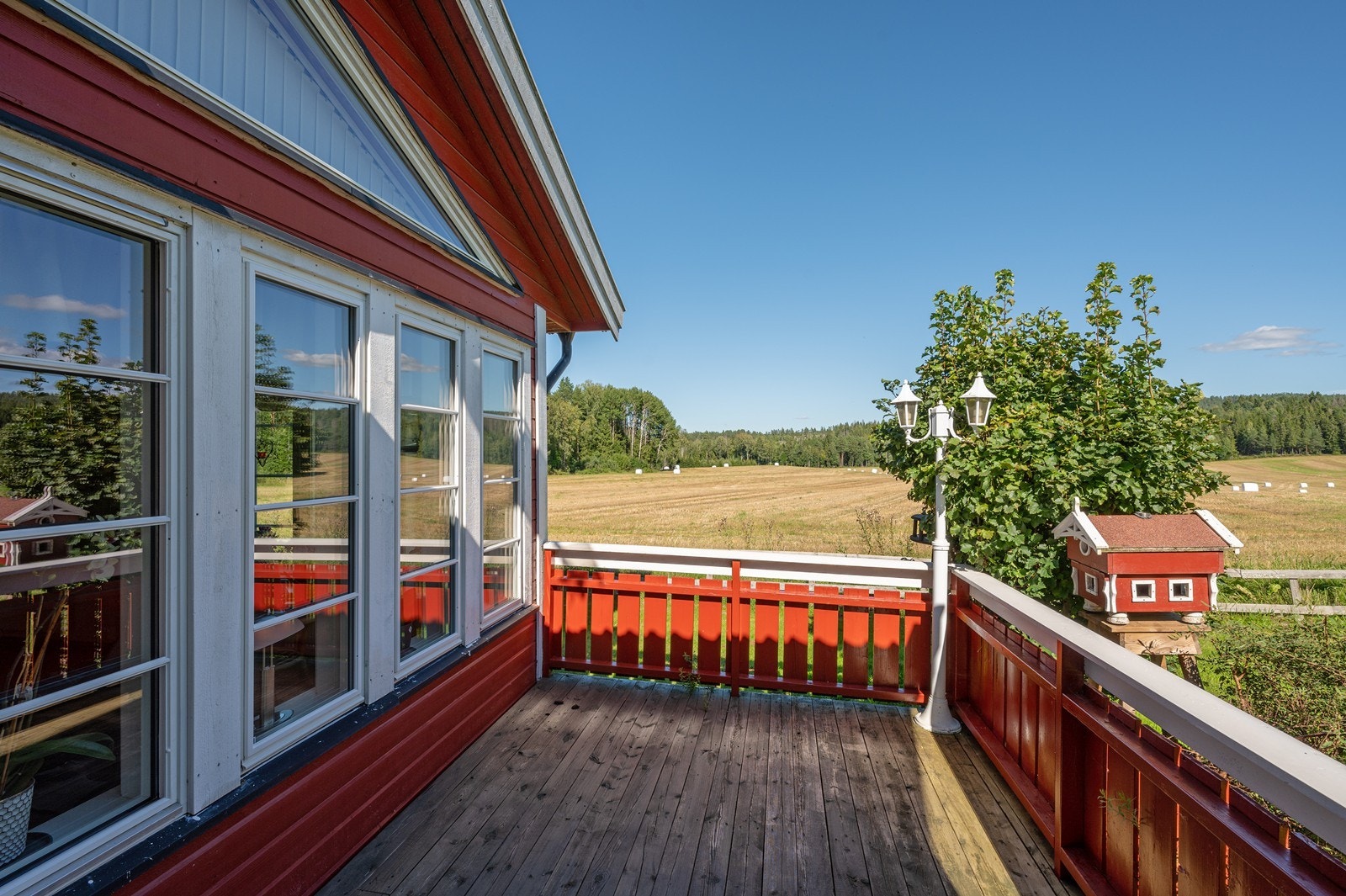 Naturskjønne omgivelser i vakkert åkerlandskap. Galleribilde