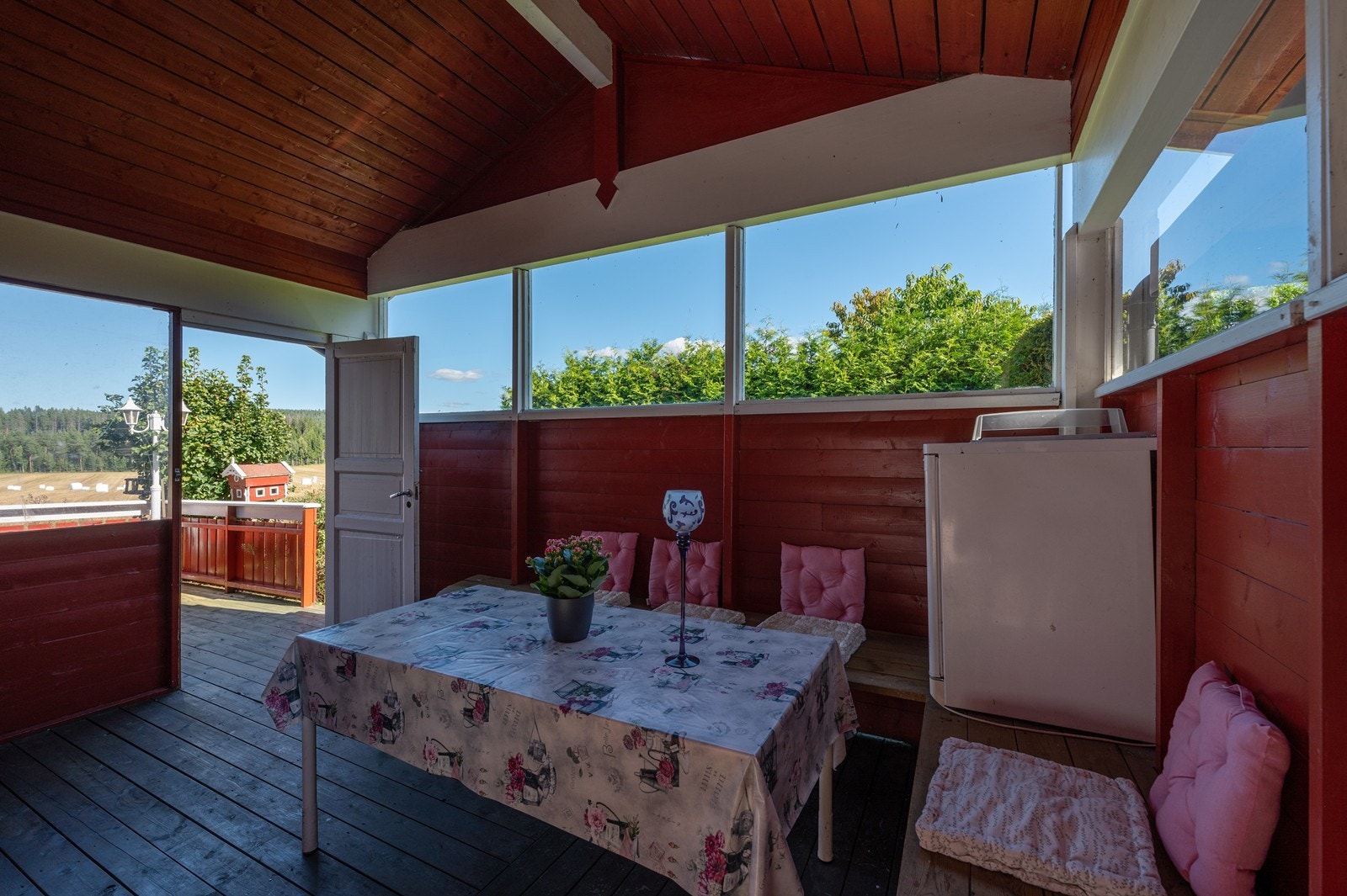 Her kan du nyte varme sommerdager - eller også sitte tørt og godt når det er ruskevær. Galleribilde