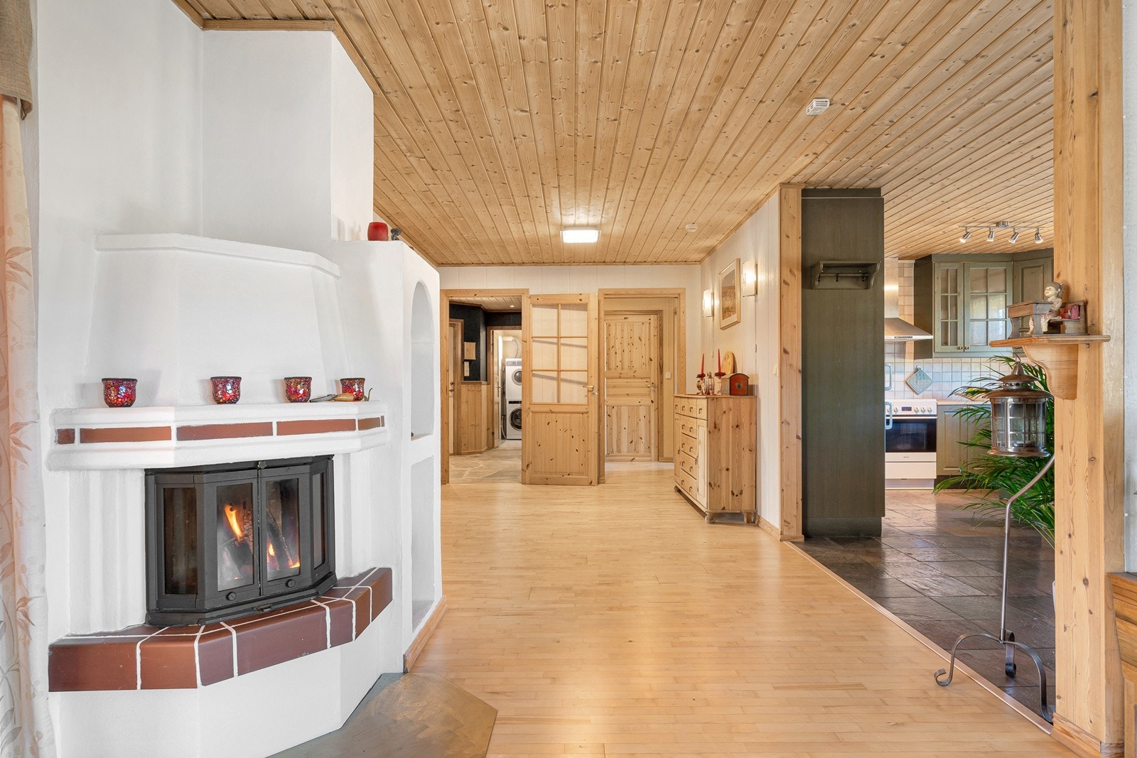 Sentralt i rommet er en stemningsfull peis som bidrar til ekstra hygge og varme. Galleribilde