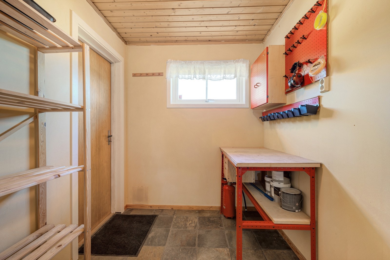Boligen har god lagringsplass - i en innvendig bod, på loftet og i garasjen. Galleribilde