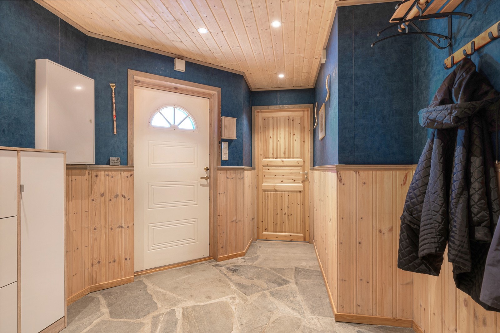 Entréen har skifergulv med varme, og god plass til oppbevaringsmøblement. Galleribilde