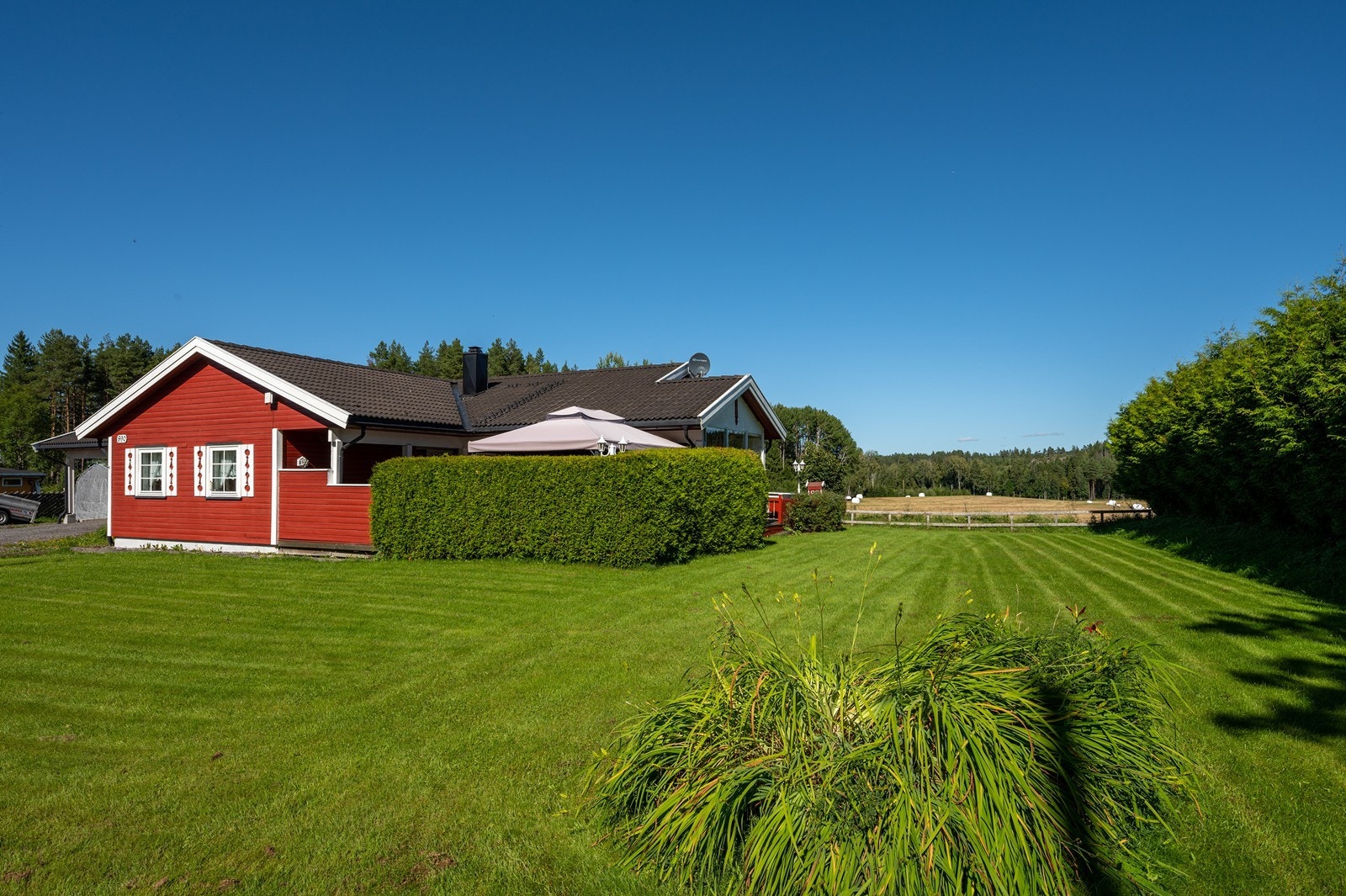 Tomten er på rett under 1, 6 mål og byr på rikelig med boltreplass for små og store. Galleribilde