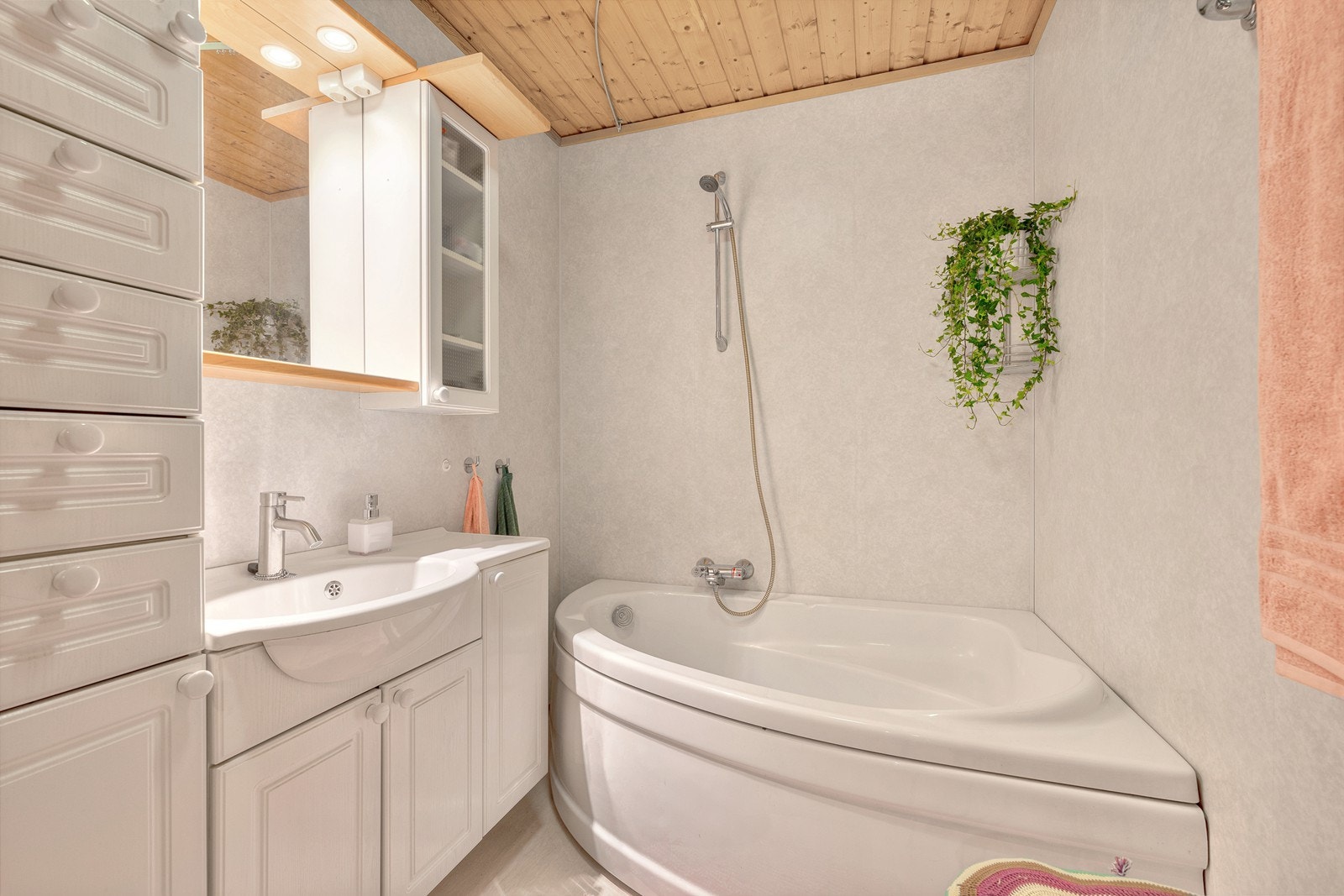 Innredningen har heldekkende servant over underskap, høyskap m/skuffer, veggskap og speil med belysning. Galleribilde