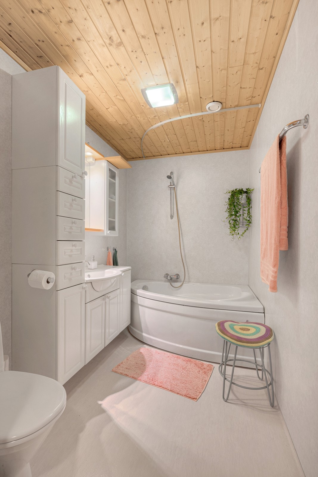 Boligen har to bad og eget vaskerom. Ett av badene har badekar. Galleribilde