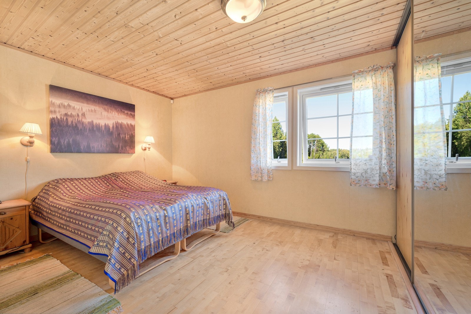 Hovedsoverommet har en stor skyvedørsgarderobe. Galleribilde