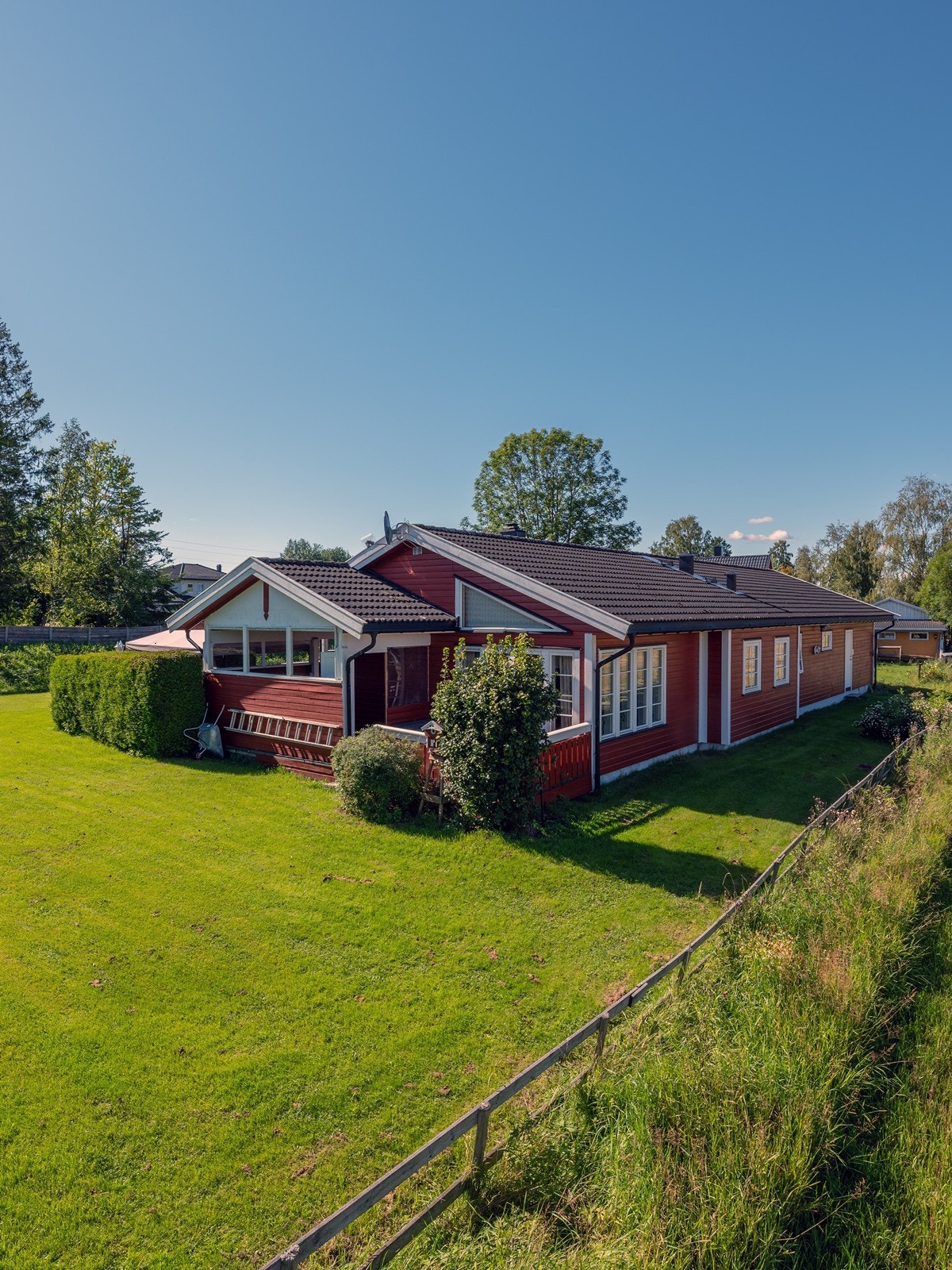 En tiltalende enebolig med alt på ett plan, solrike uteområder og integrert garasje. Galleribilde