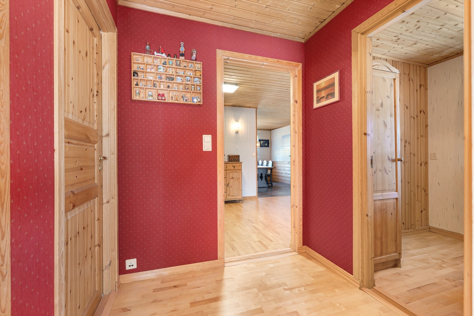 Mellomgangen fører inn til ett av boligens to soverom, et kombinert kontor/stuerom (tidligere to soverom) og det ene av boligens to bad. Galleribilde