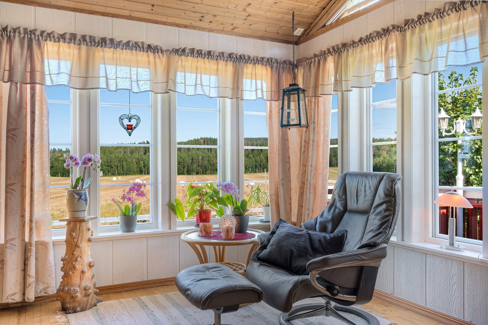 Fra stuevinduene er det nydelig utsikt til åkerlandskap. Galleribilde