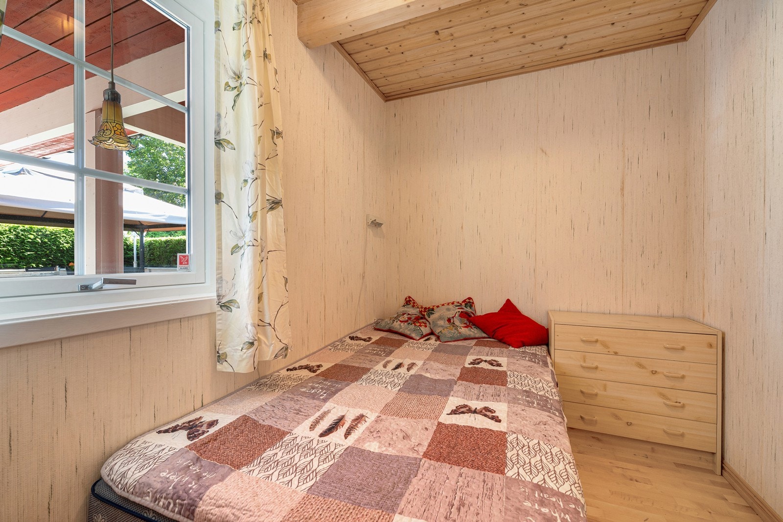 Rommene har parkettgulv og malte/tapetserte veggflater. Galleribilde