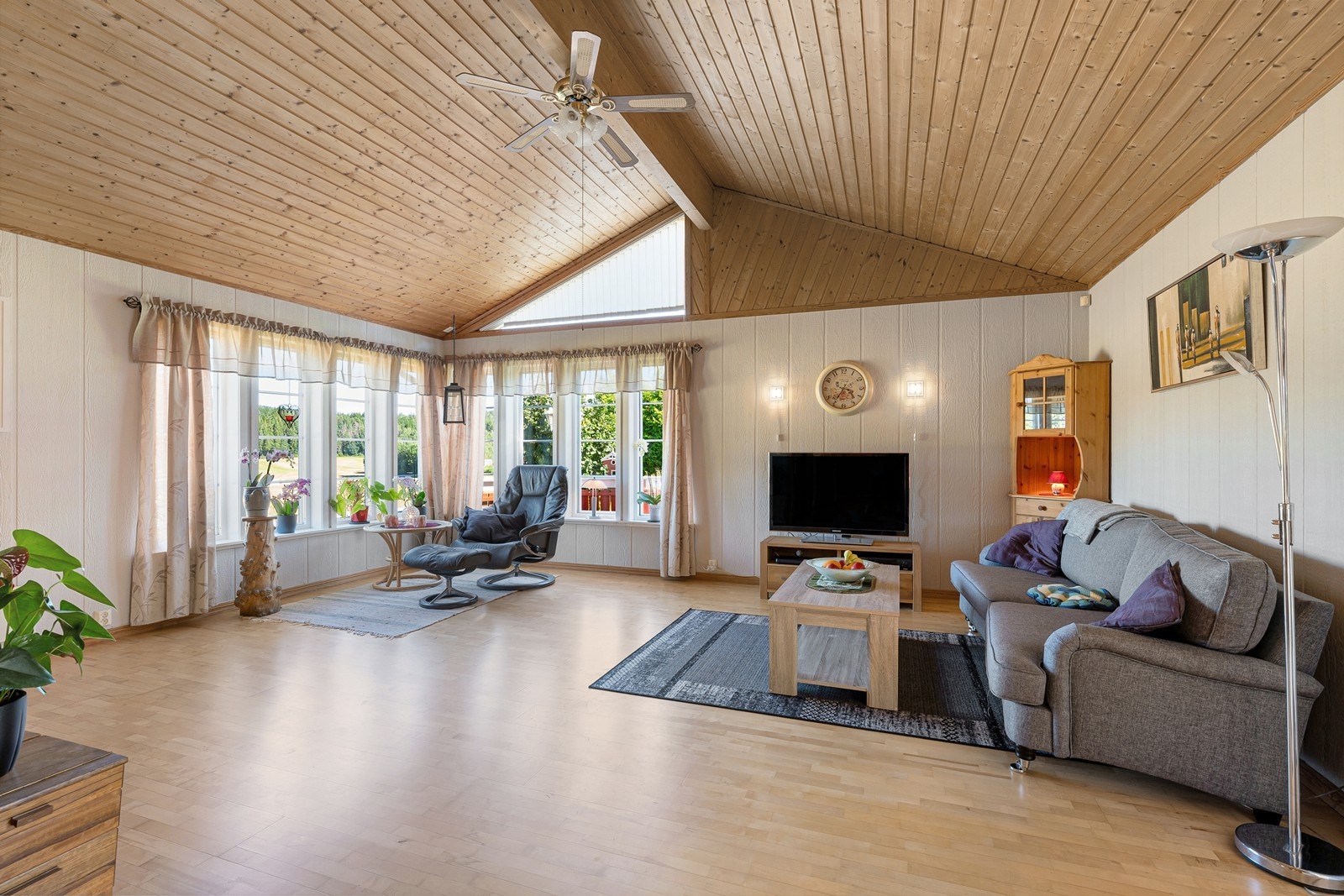 Det er god plass til flere sittegrupper og tv/medialøsning. Galleribilde