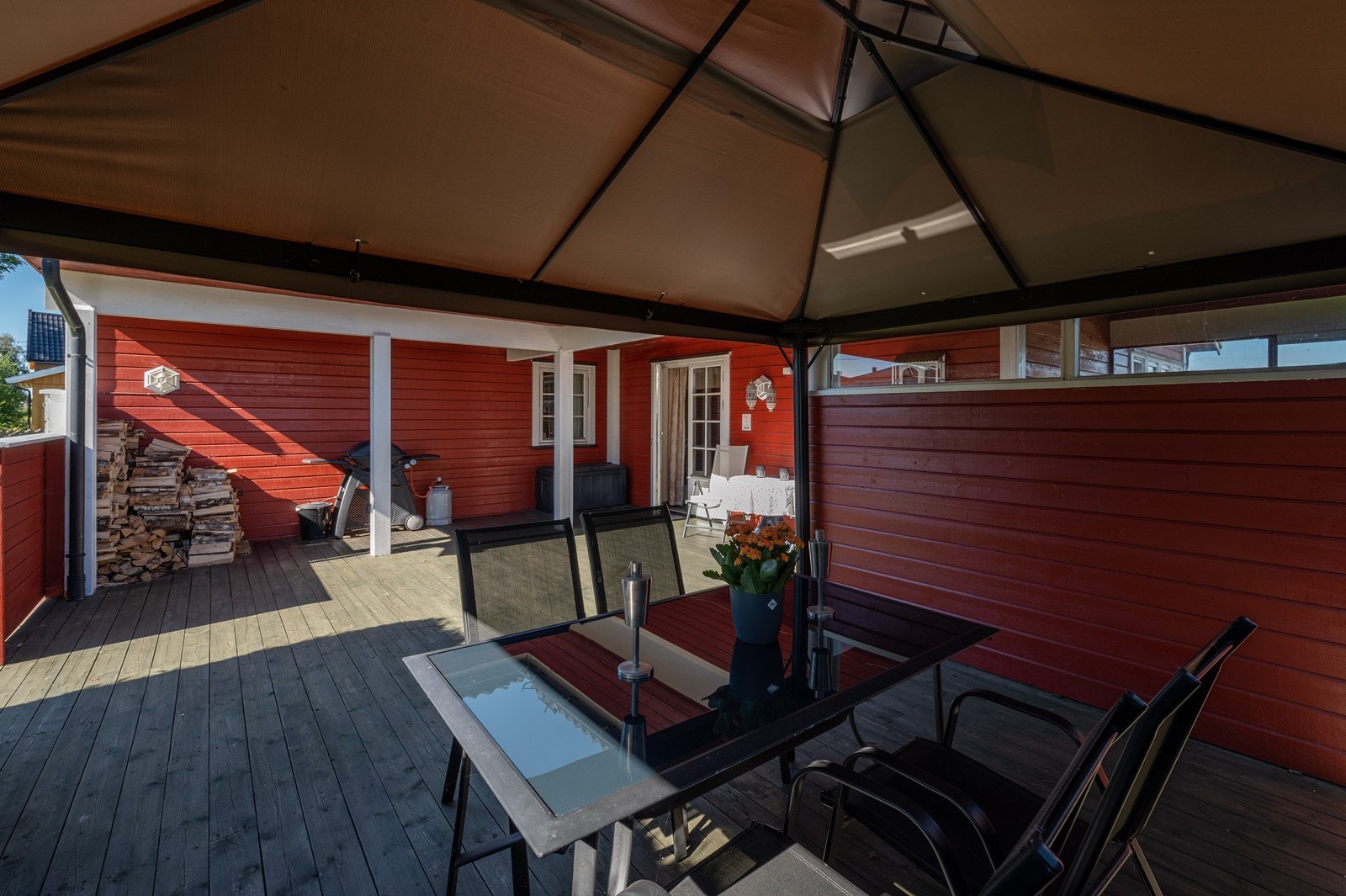 Terrassen er av god størrelse og har plass til flere utegrupper og grill. Galleribilde