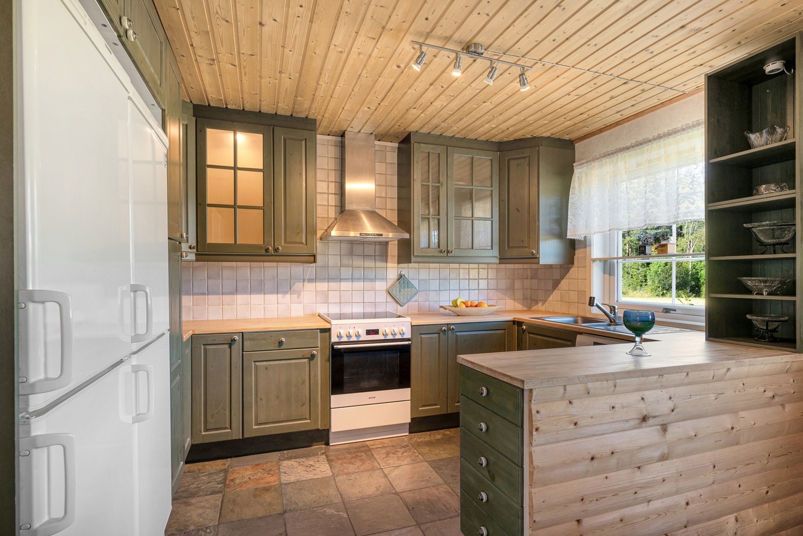 Innredningen har malte, profilerte fronter og heltre benkeplate med nedfelt oppvaskkum. Galleribilde