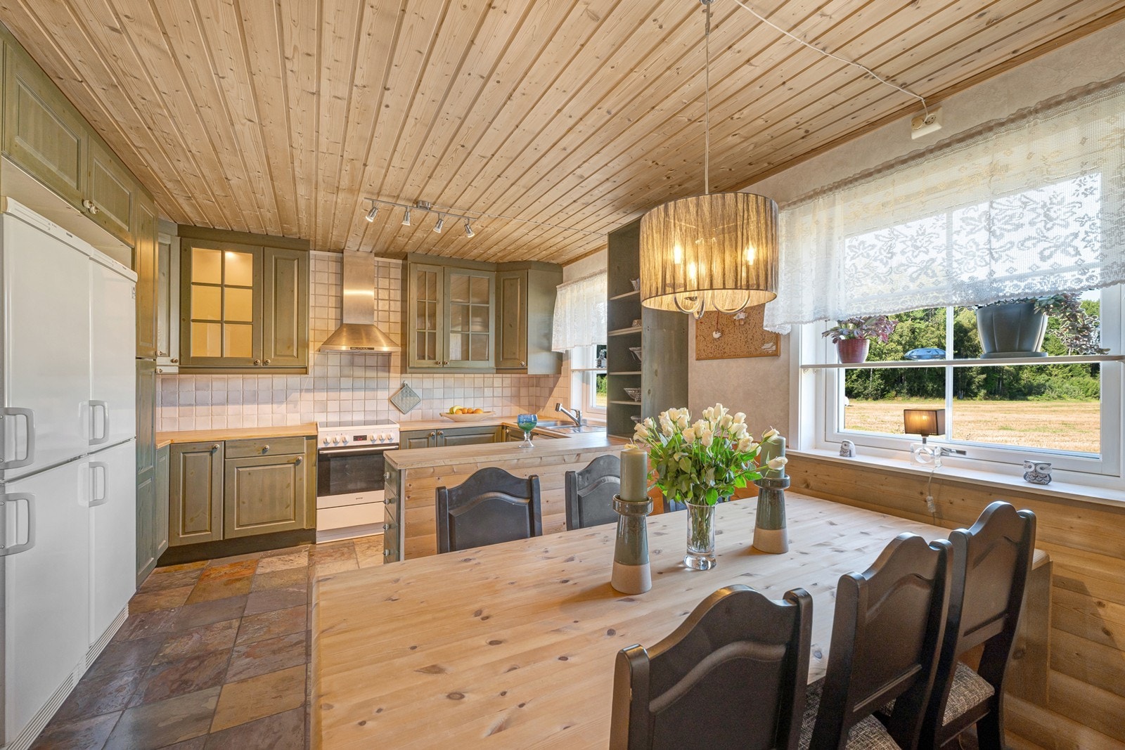 To vinduer sørger for fint naturlig lysinnfall. Galleribilde