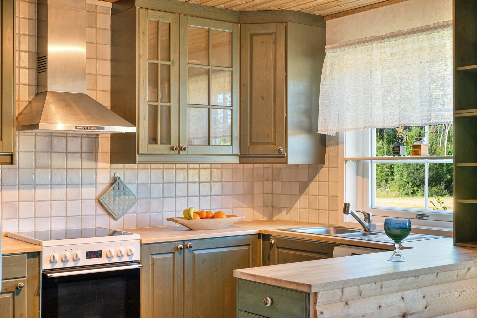 Det er nisje til komfyr, opplegg for oppvaskmaskin og plass til kjøle- og fryseskap. Galleribilde