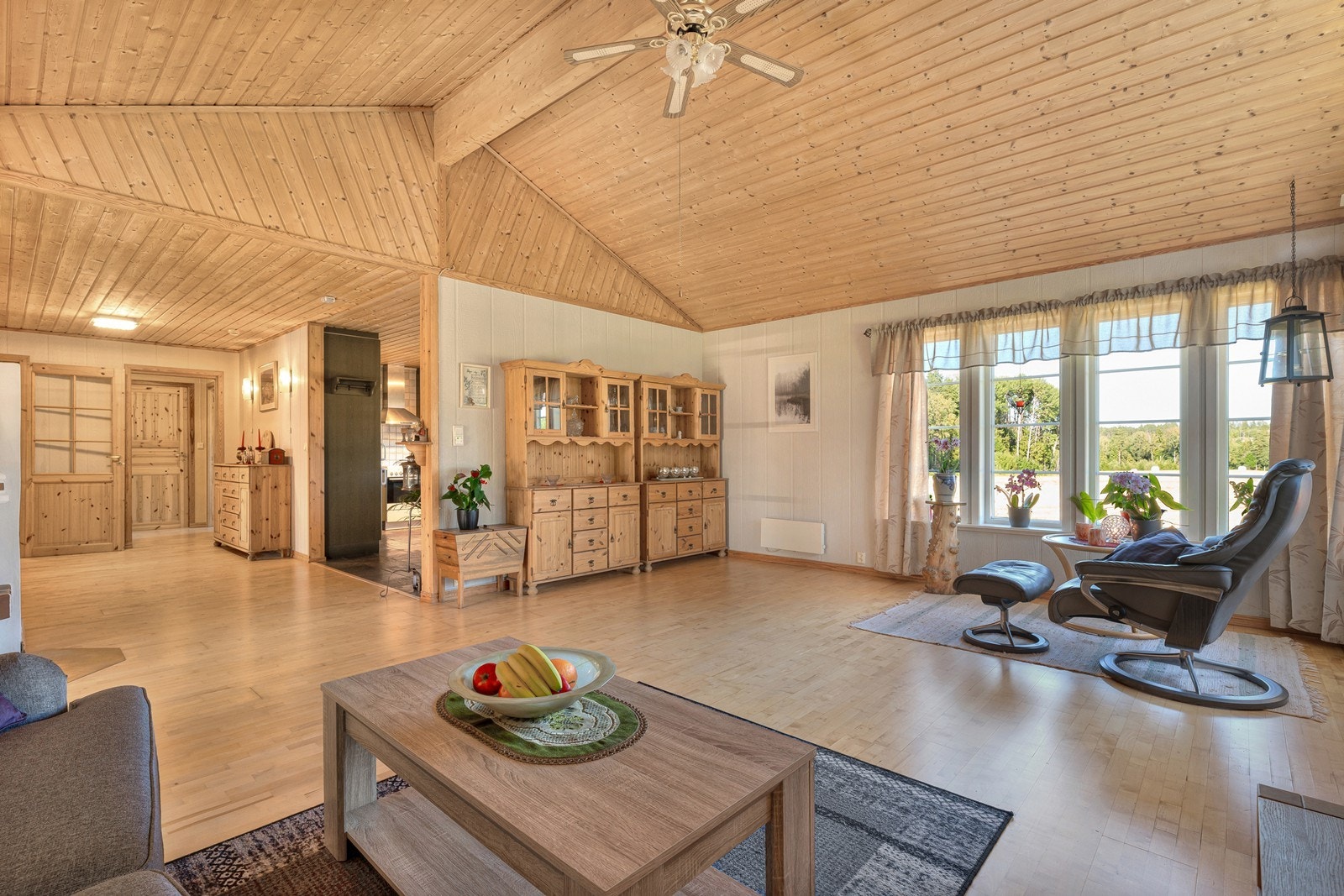 PÅ gulvet er det parkett, veggflatene er lysmalte og den ekstra takhøyden gir rommet det lille ekstra. Galleribilde