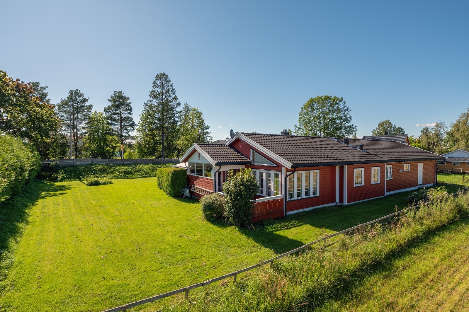 Hagen er pent opparbeidet med plenareal, prydbusker og diverse beplantning. Galleribilde