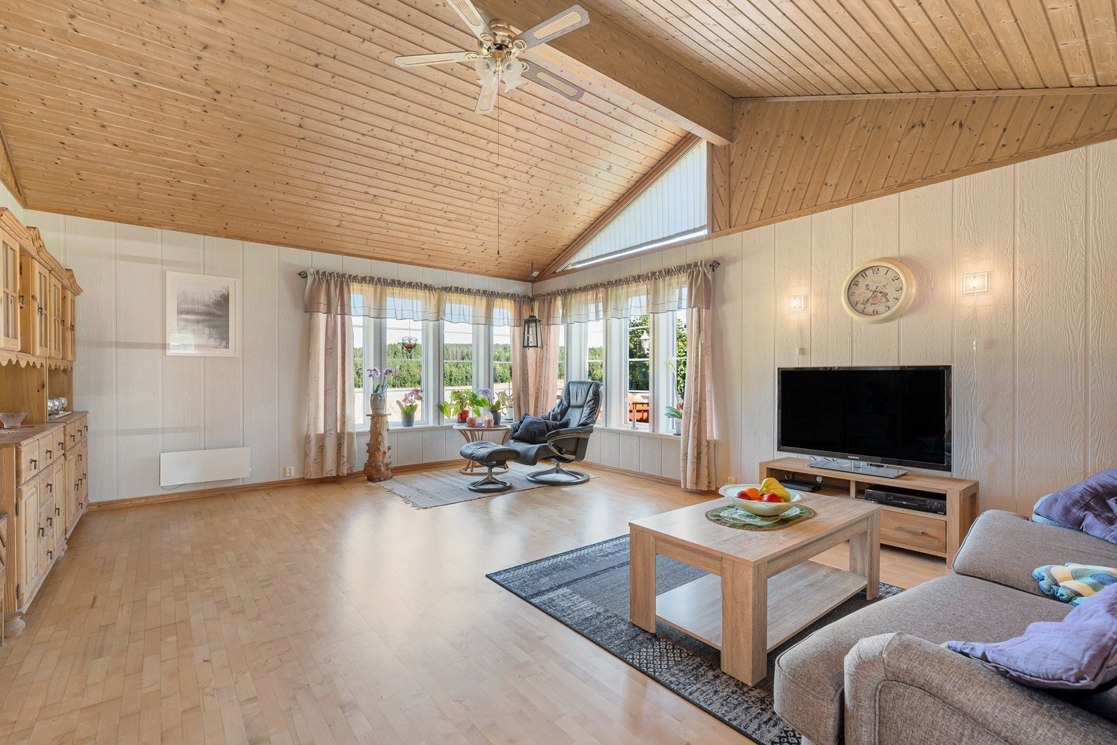 Store vindusflater sørger for rikelig med naturlig lysinnslipp. Galleribilde