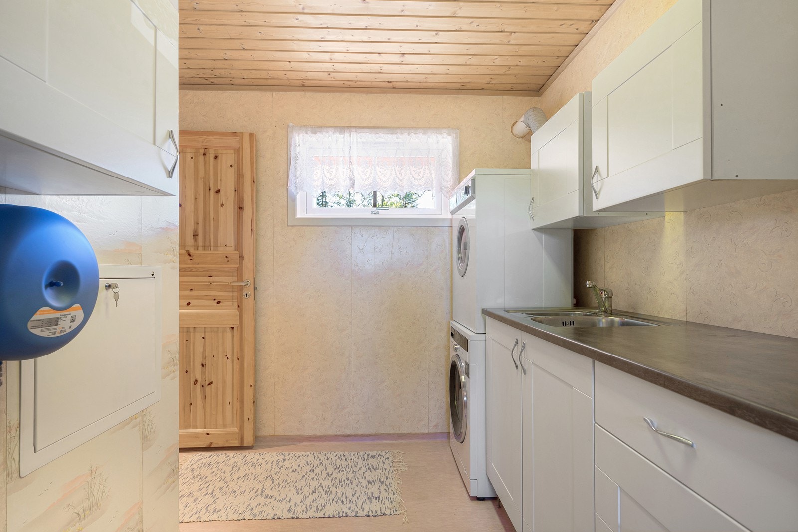 Vaskerommet har praktisk benkeinnredning, nedfelt skyllekum og opplegg for vaskemaskin og tørketrommel i søyleløsning. Galleribilde