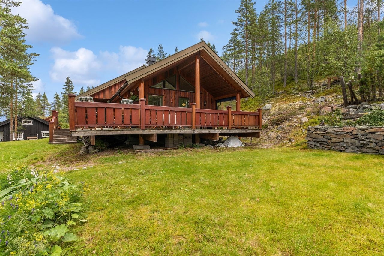 Tomten er opparbeidet med noe plen, og øvrig med naturtomt. Galleribilde