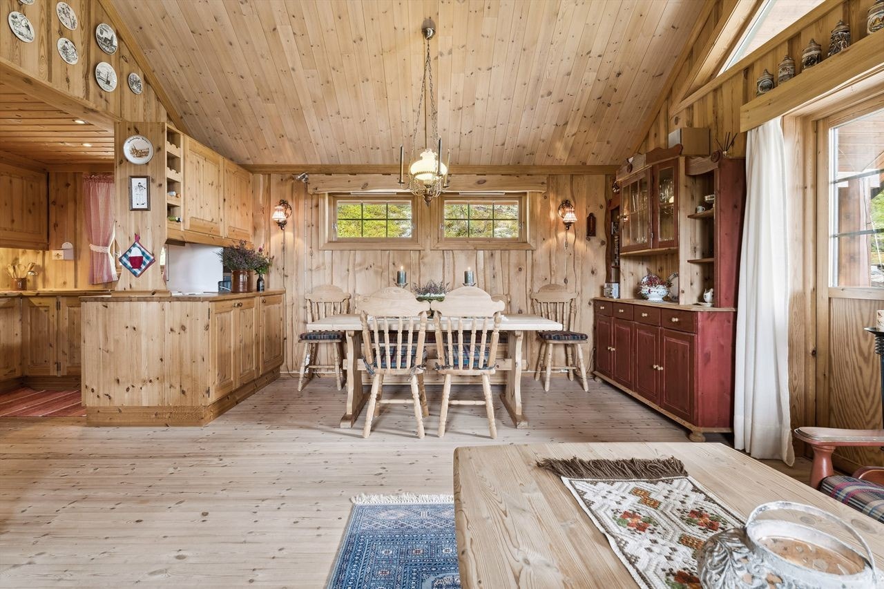 Rundt spisestuen kan man samle familie og venner til hyggelige stunder med god mat og spill. Galleribilde