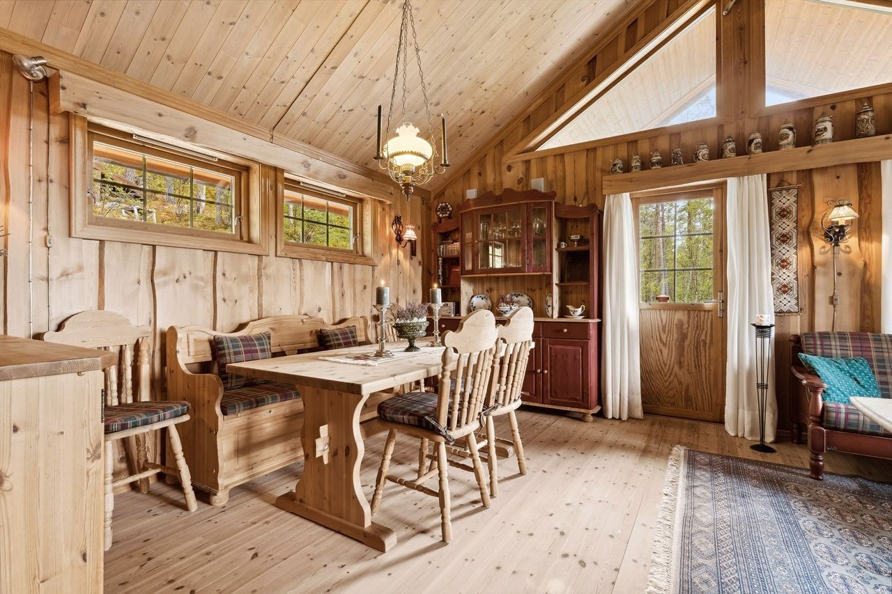 Adkomst ut til terrassen fra terrassedør etablert midt på veggen. Vinduer på veggene og oppe i gavl slipper dagslyset flott inn i hele rommet. Galleribilde