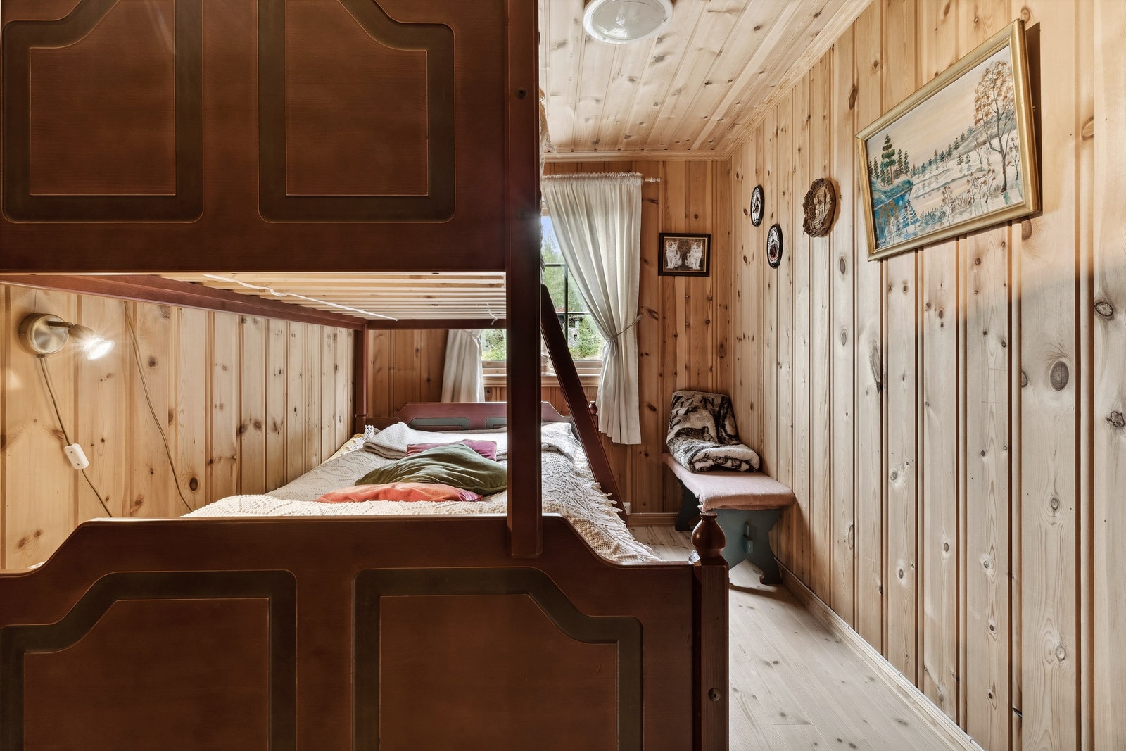 Det andre soverommet har tregulv og panel på vegger og i himling. Rommet her er innredet med en familiekøye. Galleribilde