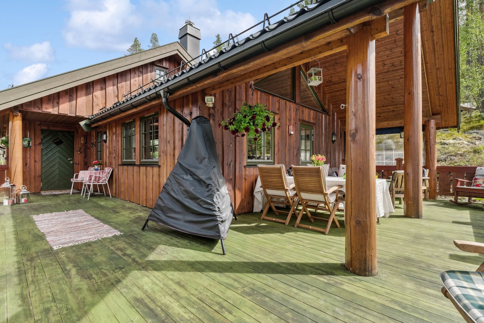 Terrasse tilknyttet inngangsparti og med adkomst fra stuen. Galleribilde