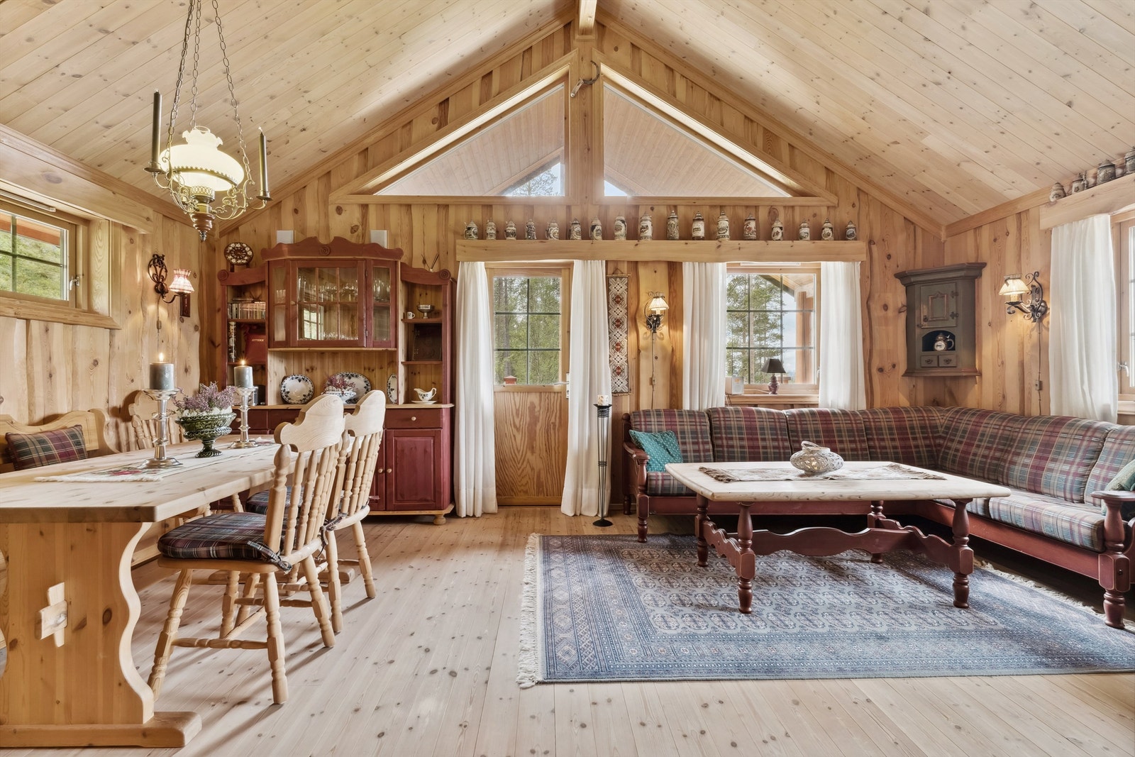 Stuen har villmarkspanel på veggene, tregulv og panel i himling. Galleribilde