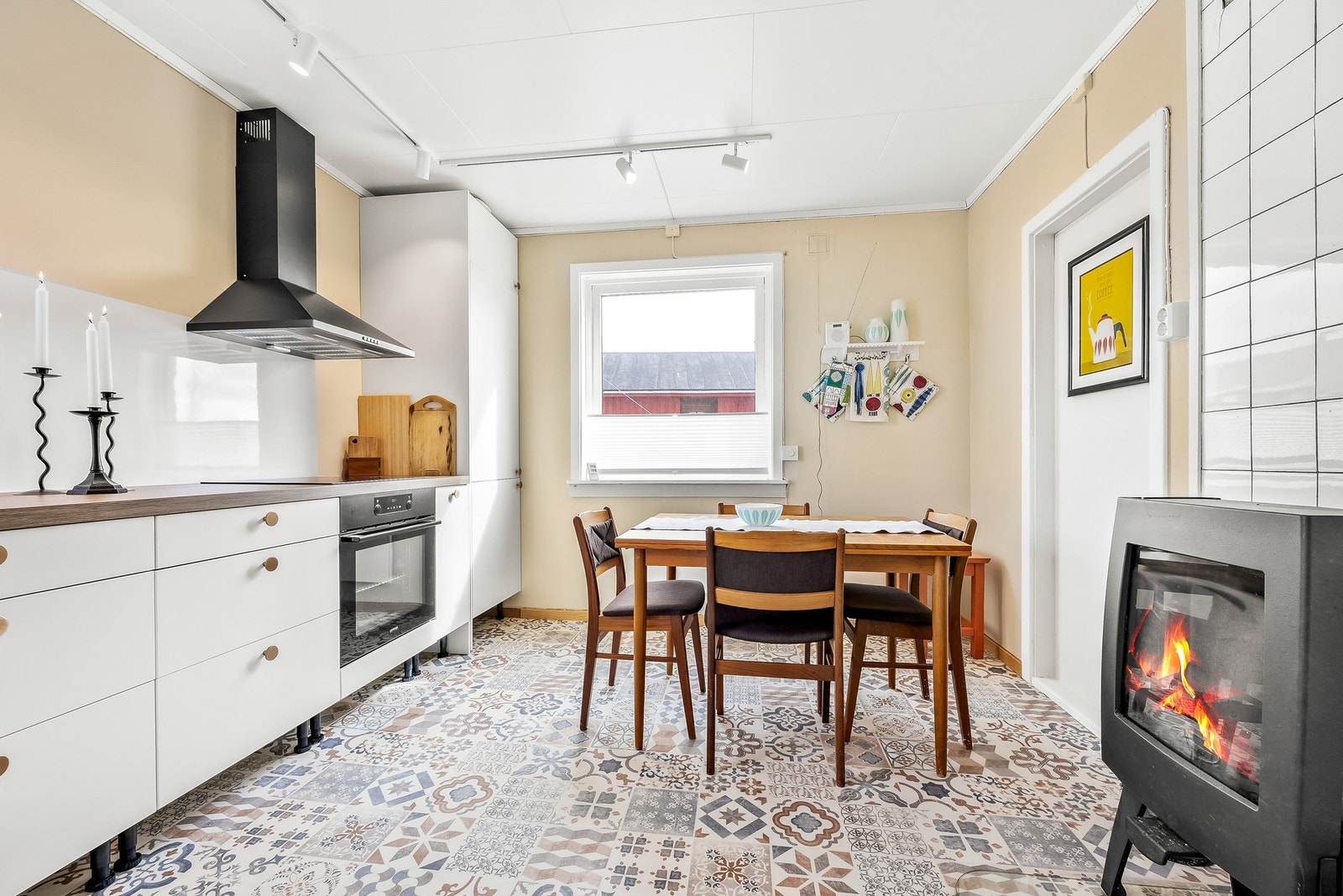 Det er også plassert en vedovn på kjøkkenet Galleribilde