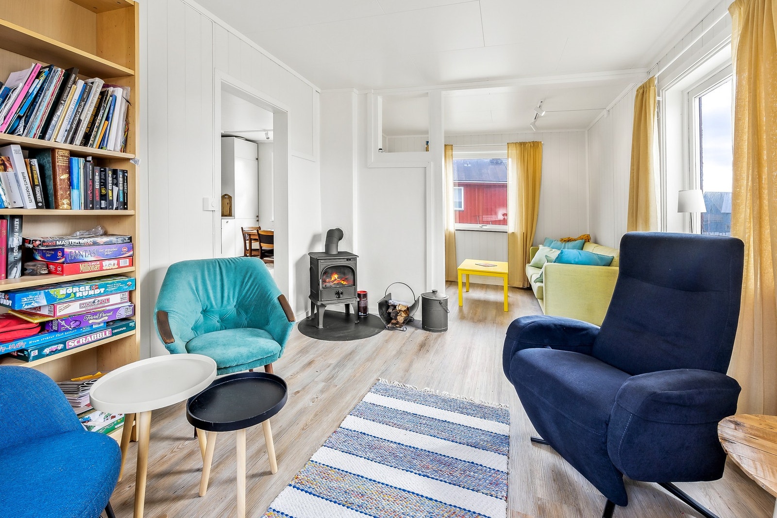 Koselig stue med vedovn sentralt plassert Galleribilde