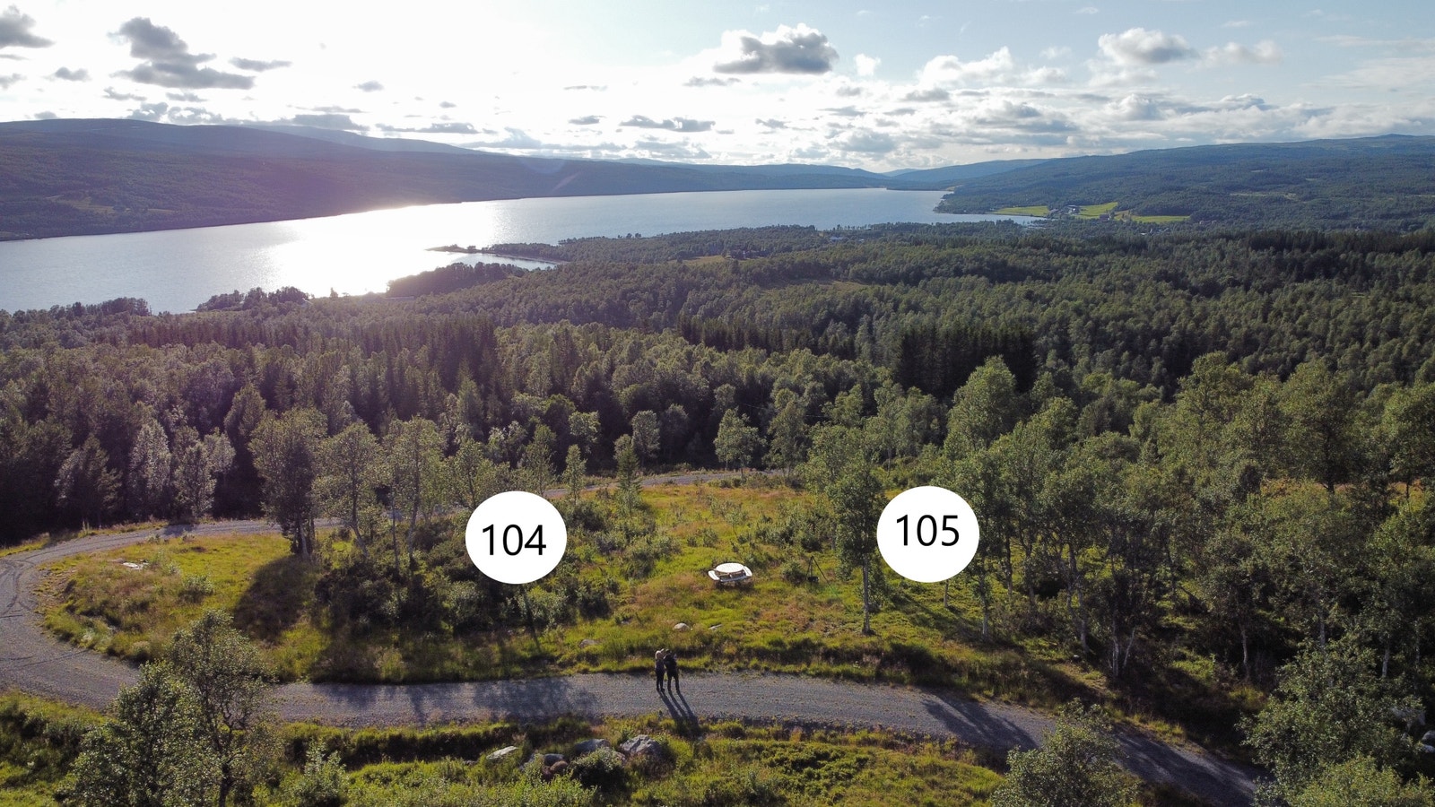 Tomt 104 og 105 (Rotvollivegen 128 og 126) ligger i enden av en blindvei. Rotvollivegen 126 er solgt til info. Galleribilde