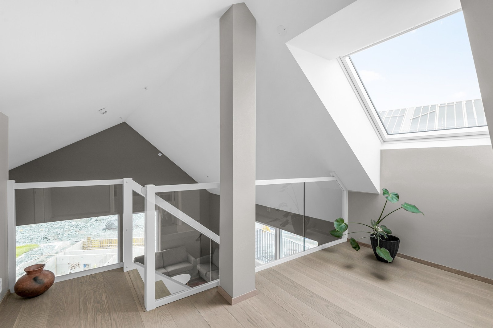 I 2.etasje er det 2 kott, samt gang og stue. Galleribilde