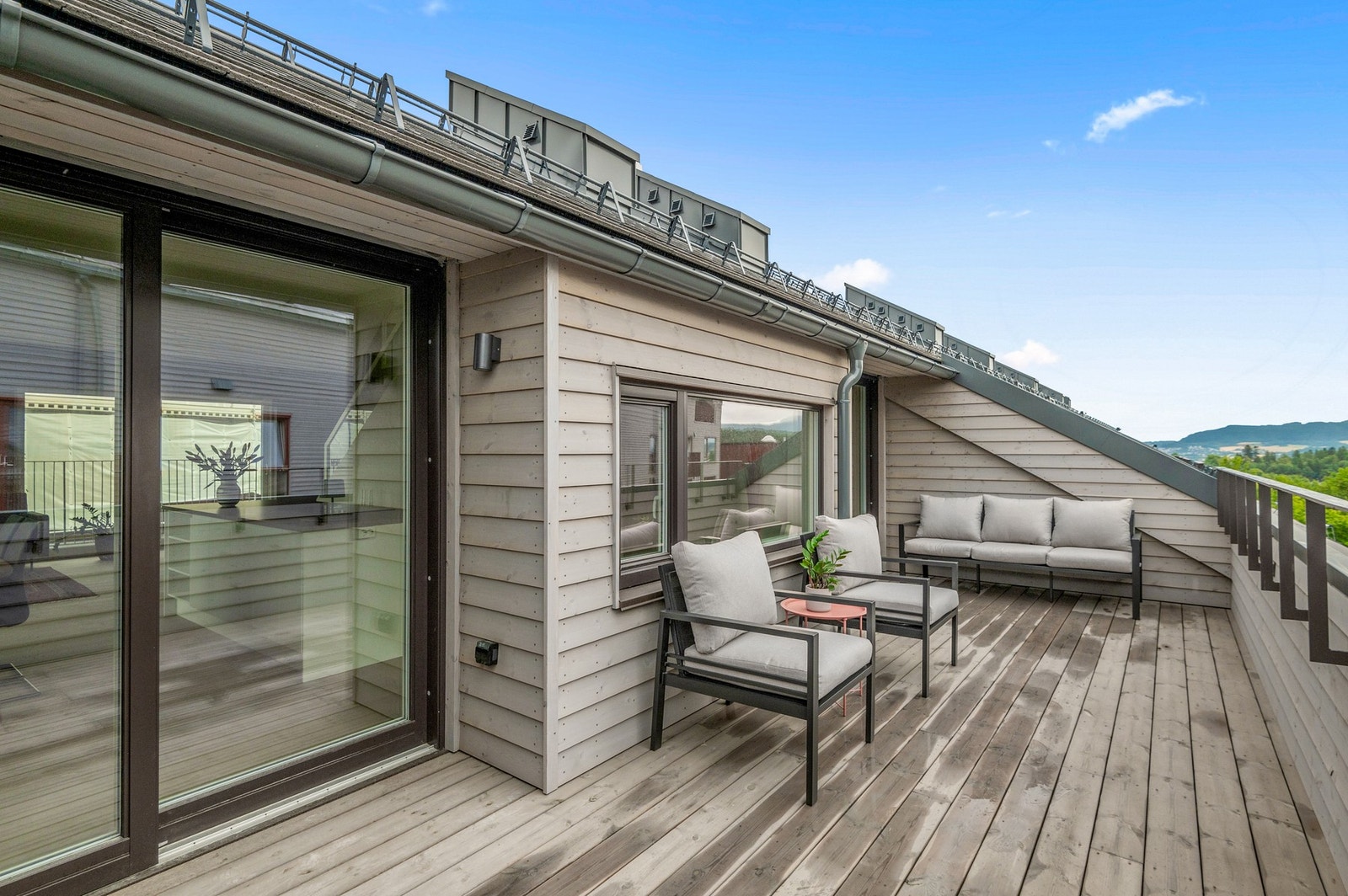 Leiligheten har utrolig fine utearealer i tillegg til at leiligheten disponerer 2 terrasser. Galleribilde