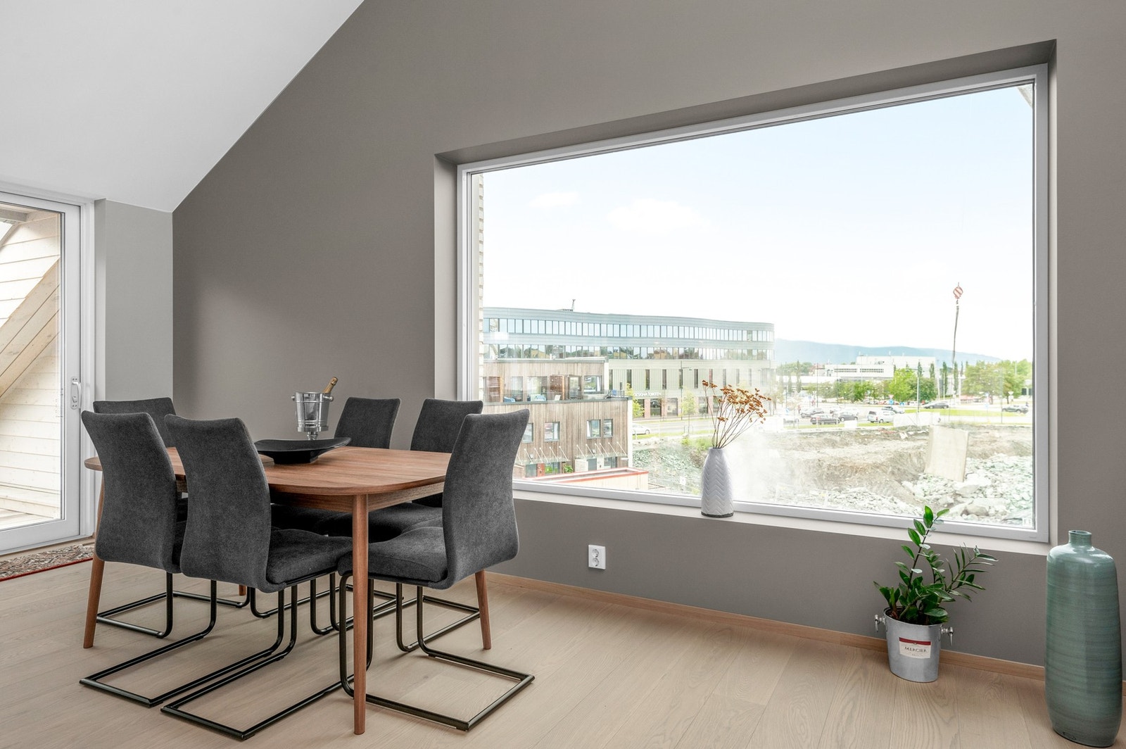 Fra stuen har du direkte utgang til terrasse på hele 23 kvm. Galleribilde