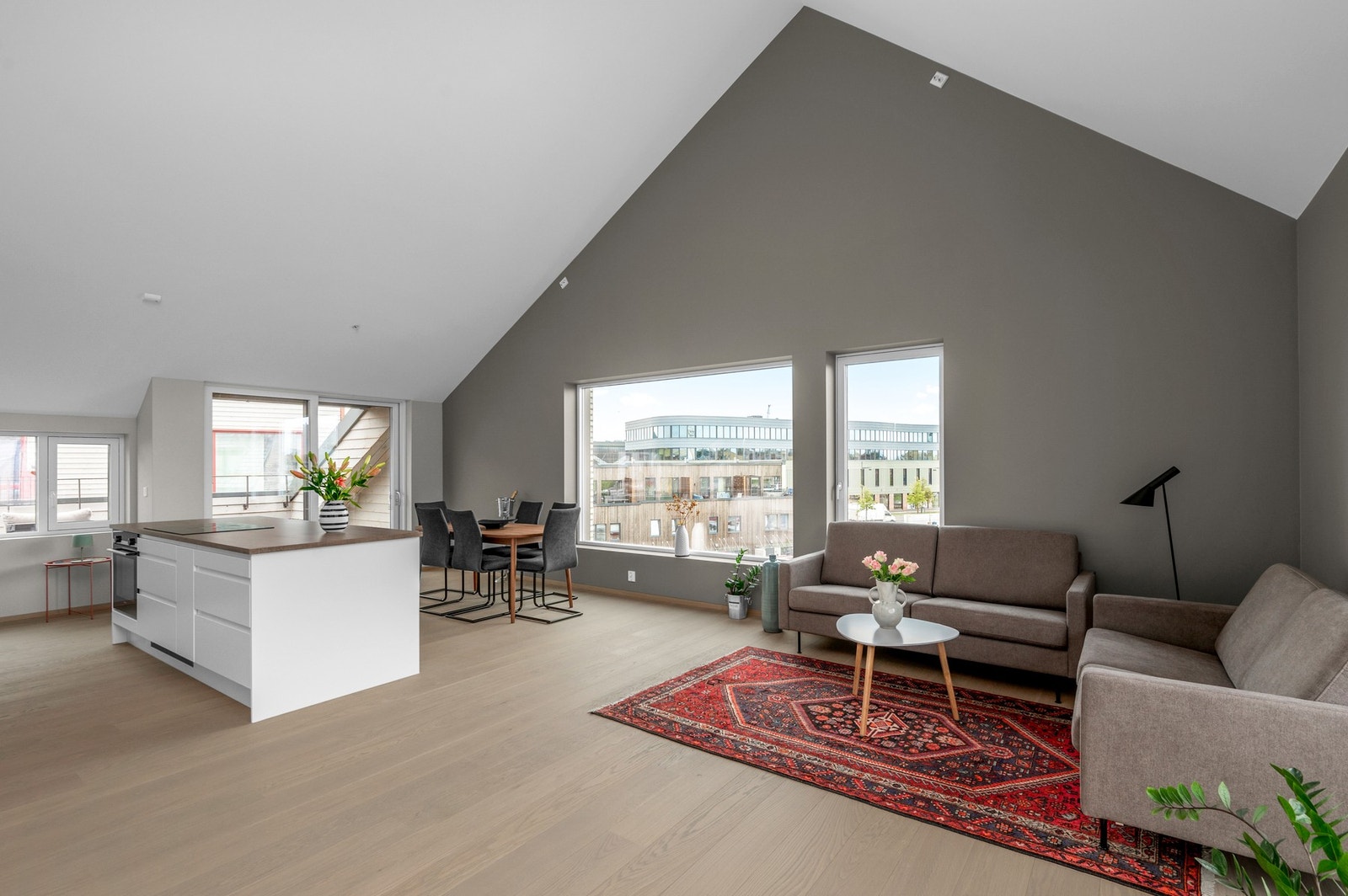 Fra allrommet er det utgang til 2 terrasser på henholdsvis 8 og 23 kvm. Galleribilde