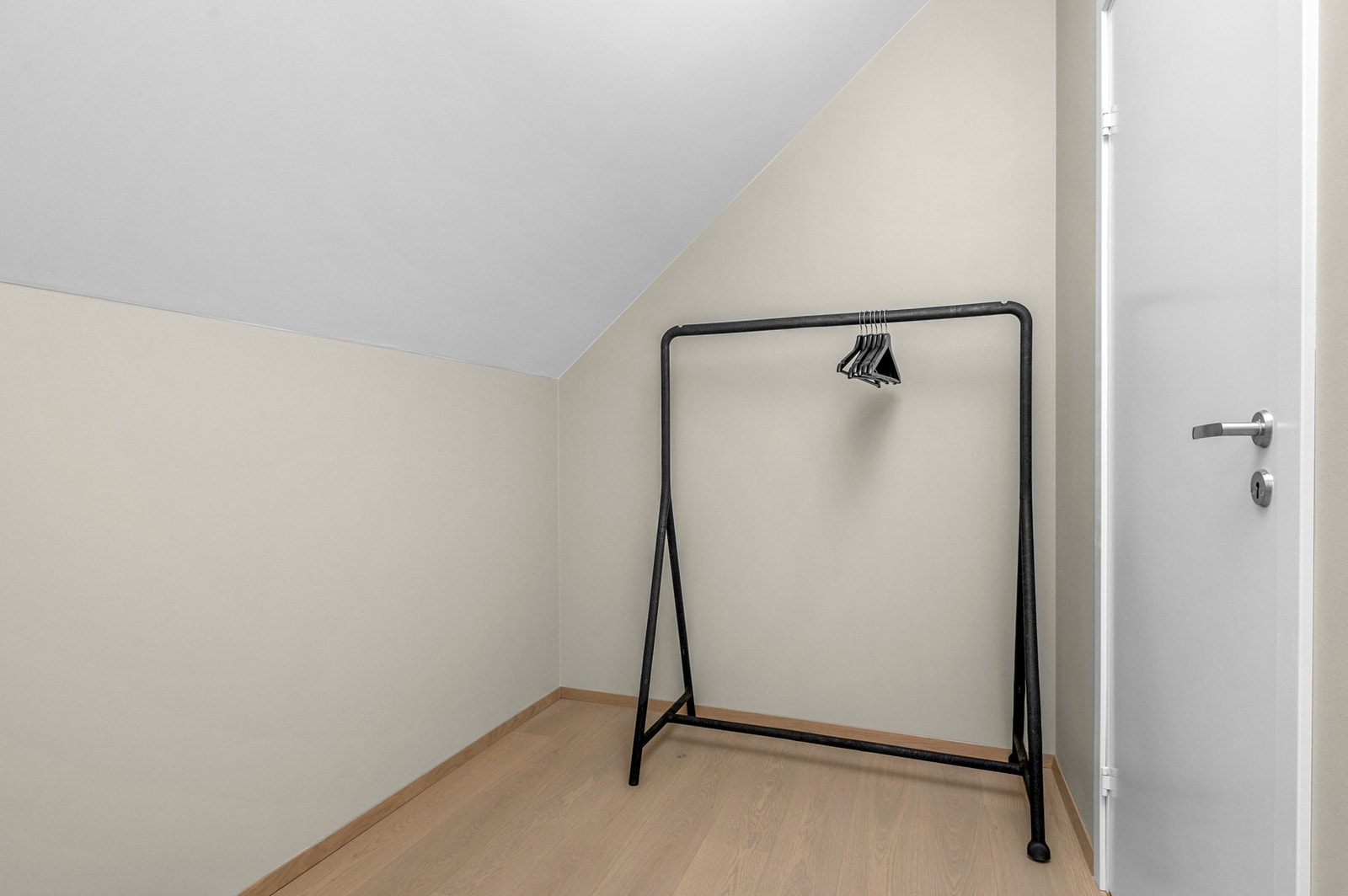 Leiligheten disponere eget walk in closet på 5 kvm, vegg i vegg med bad og soverom. Galleribilde
