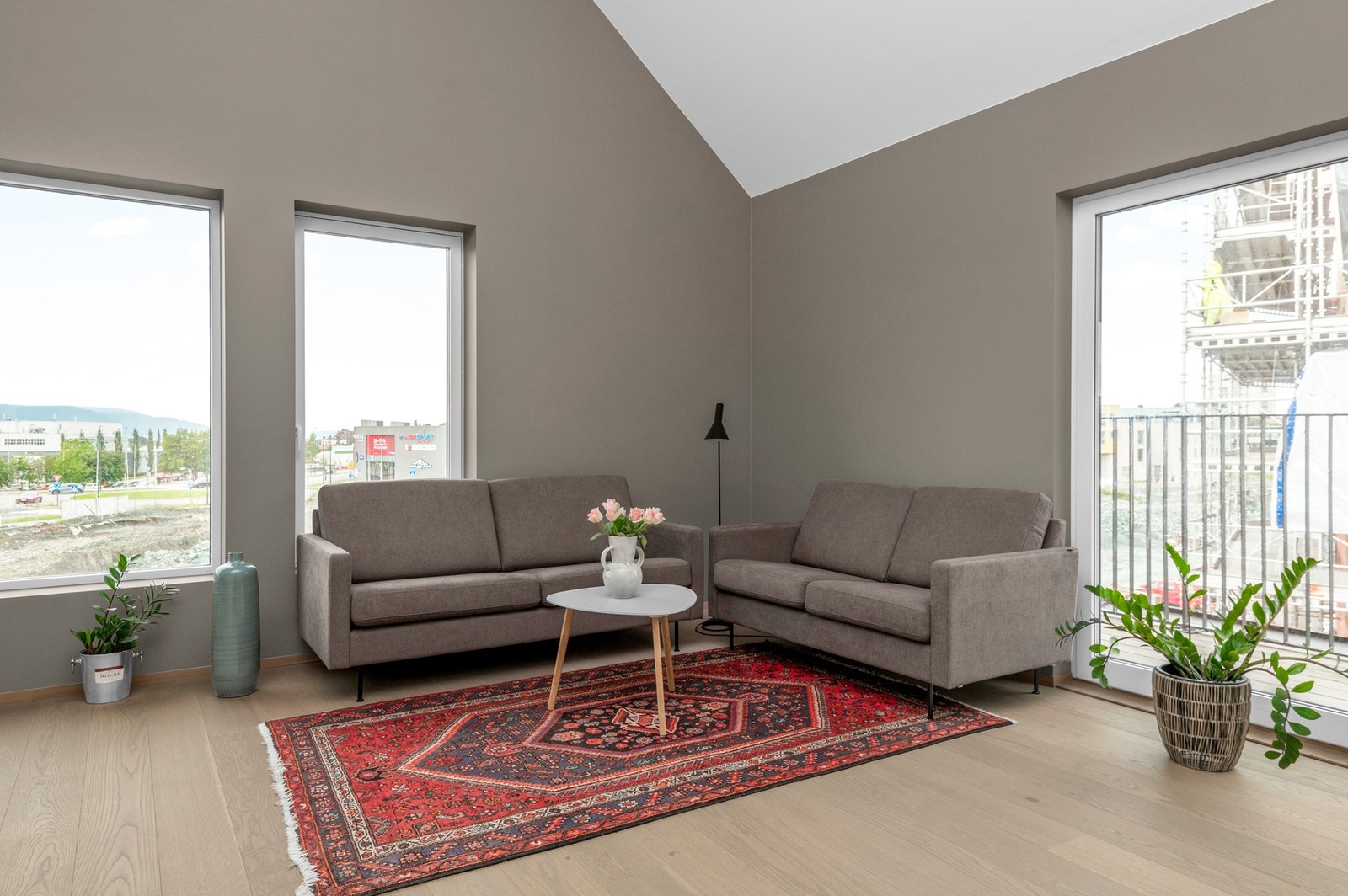Leiligheten er malt i flotte tidløse farger og holder en svært moderne standard. Galleribilde