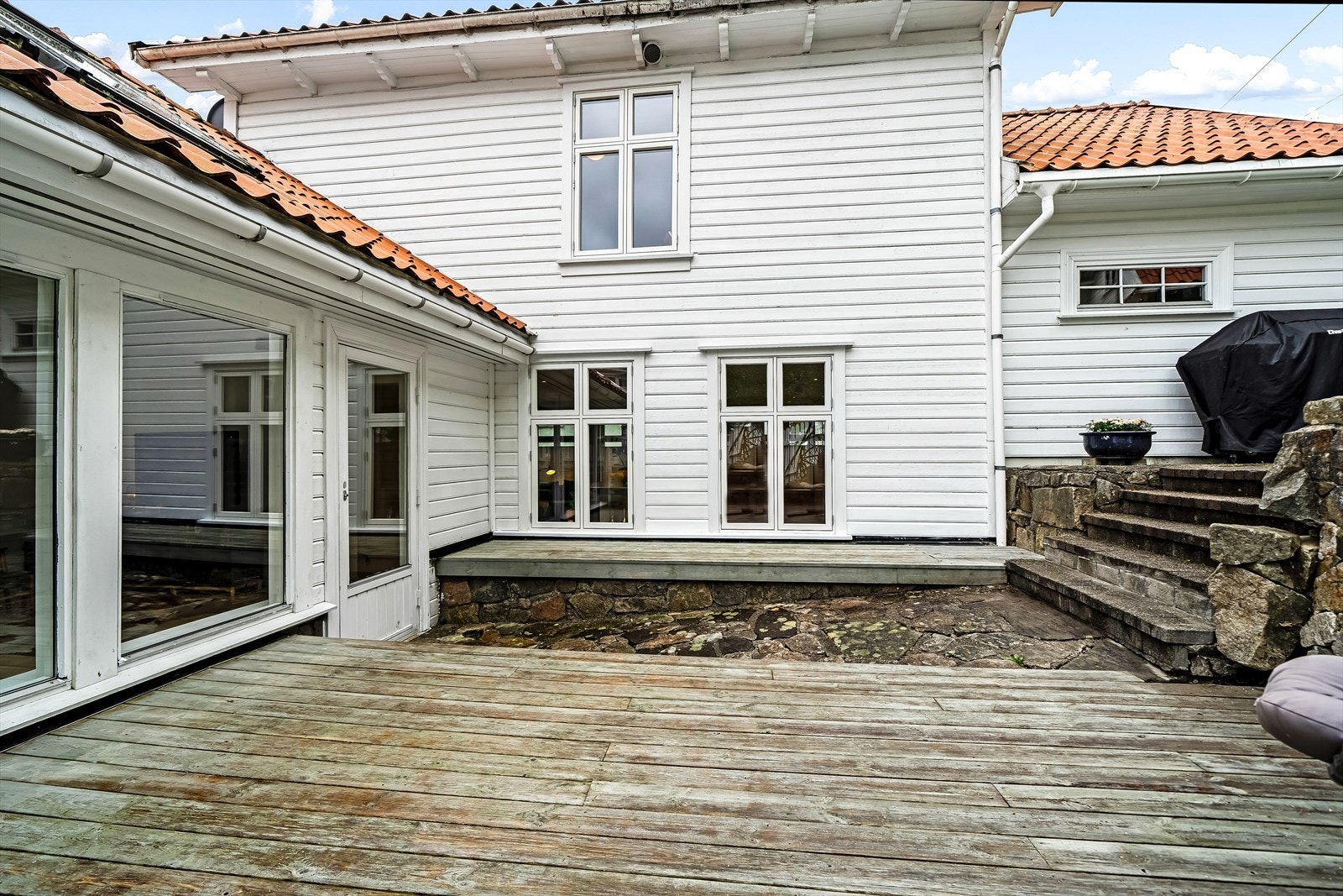 Her har du god plass til både grill og hagemøbler. Galleribilde
