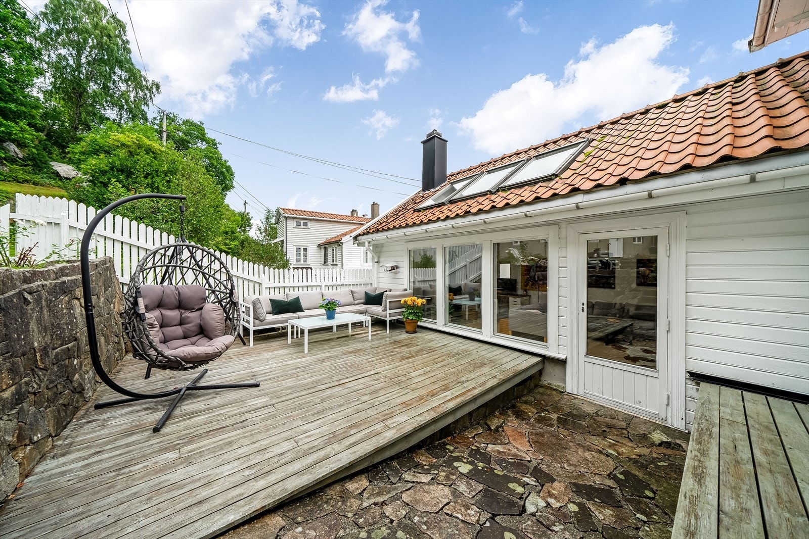 Lun og skjermet terrasse med utgang fra stue. Galleribilde