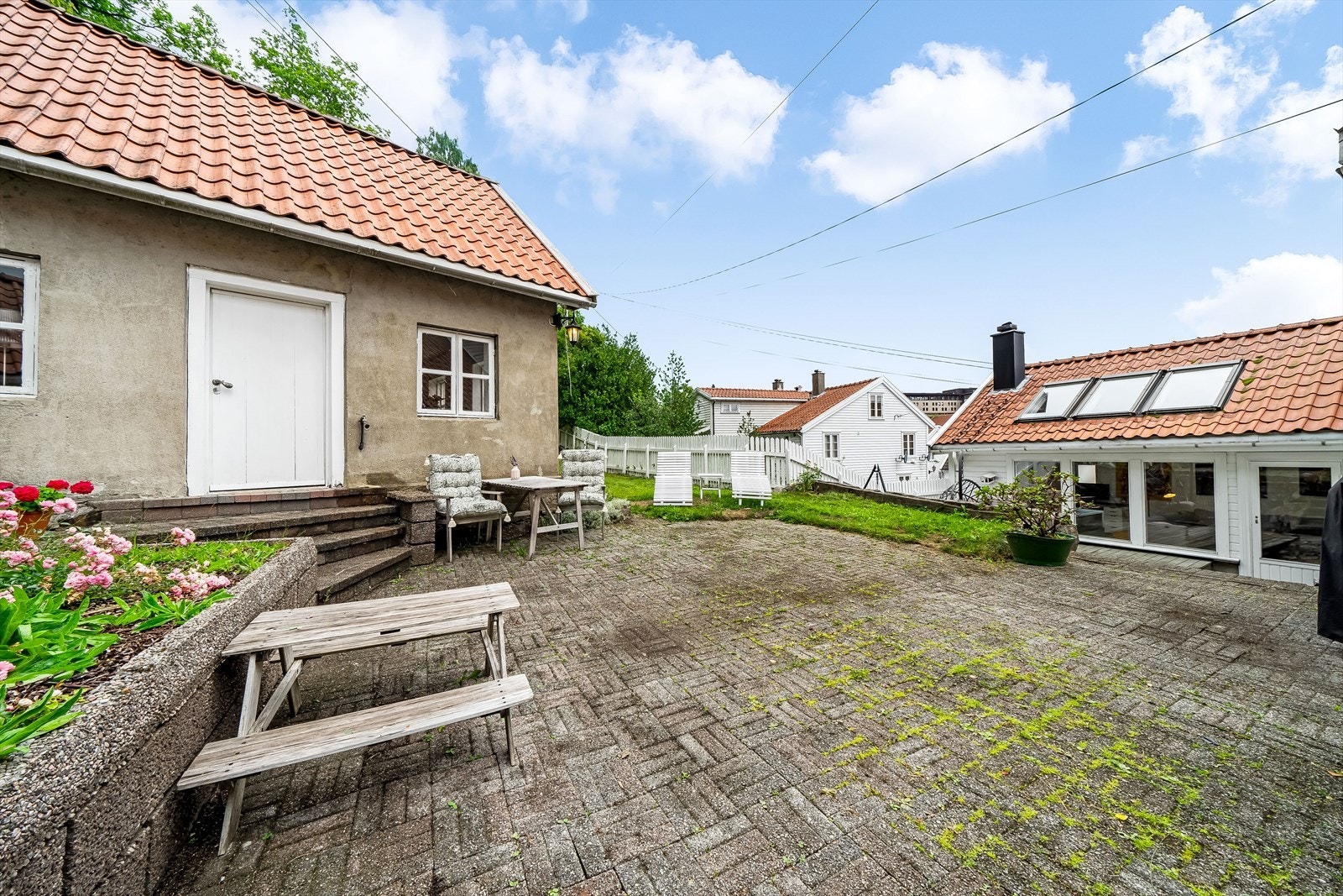 Her får du en herlig oase av en idyllisk hage og sjarmerende bryggerhus - midt i sentrum! Galleribilde