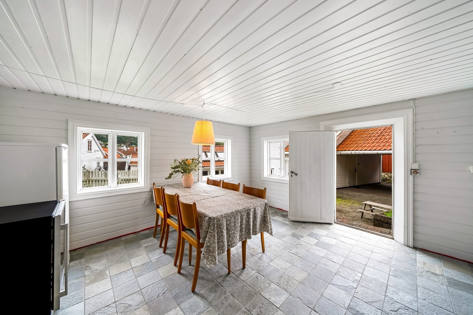 Bryggerhuset er oppgradert i senere tid m/bl.a. fliselagt gulv med varme. Galleribilde