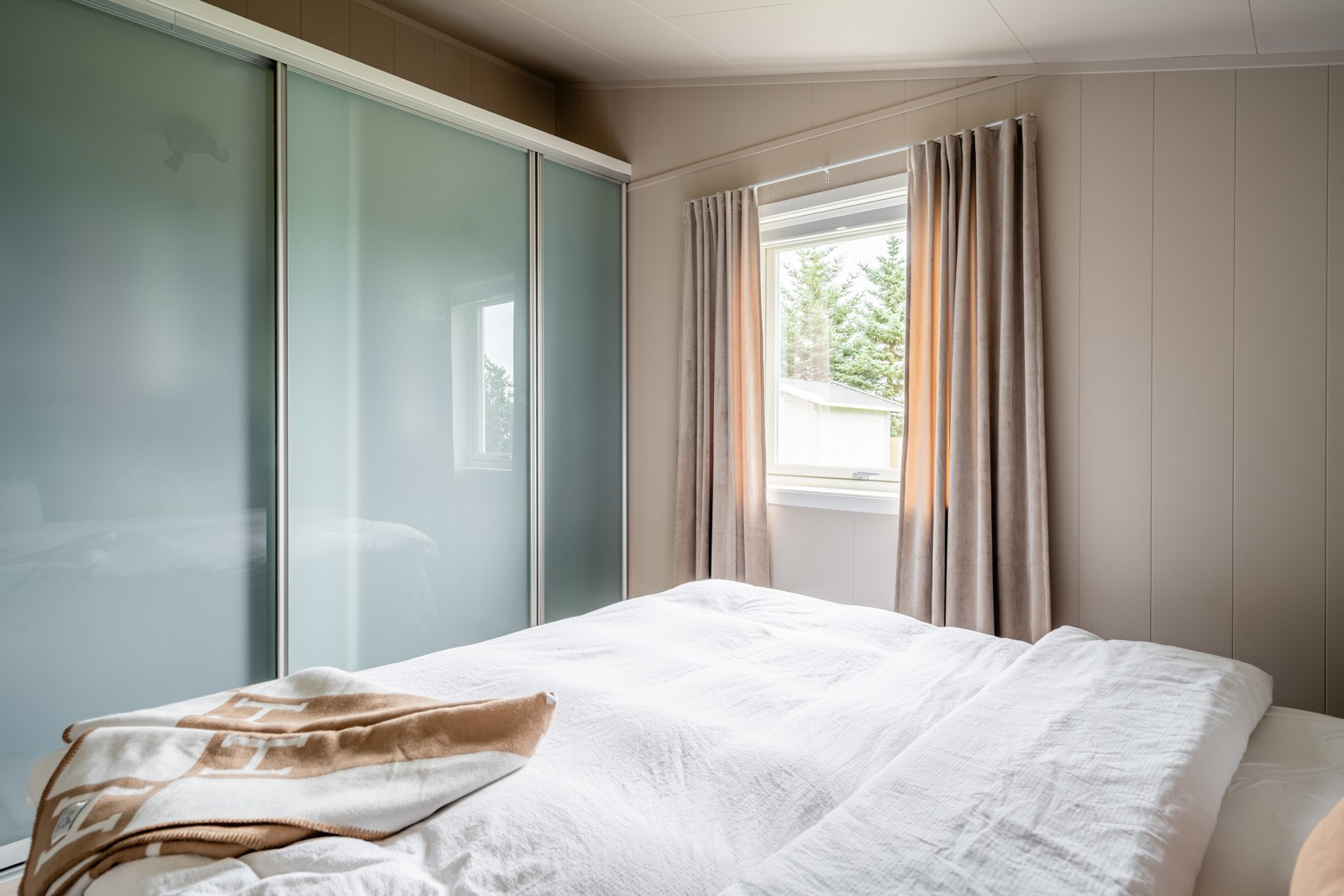 Hovedsoverommet er innredet med stor skyvedørsgarderobe som bidrar til god oppbevaringsplass.