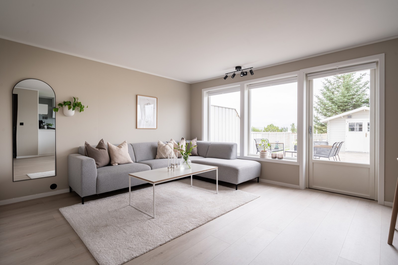 De store vindusflatene slipper inn rikelige mengder med naturlig lys i rommet.