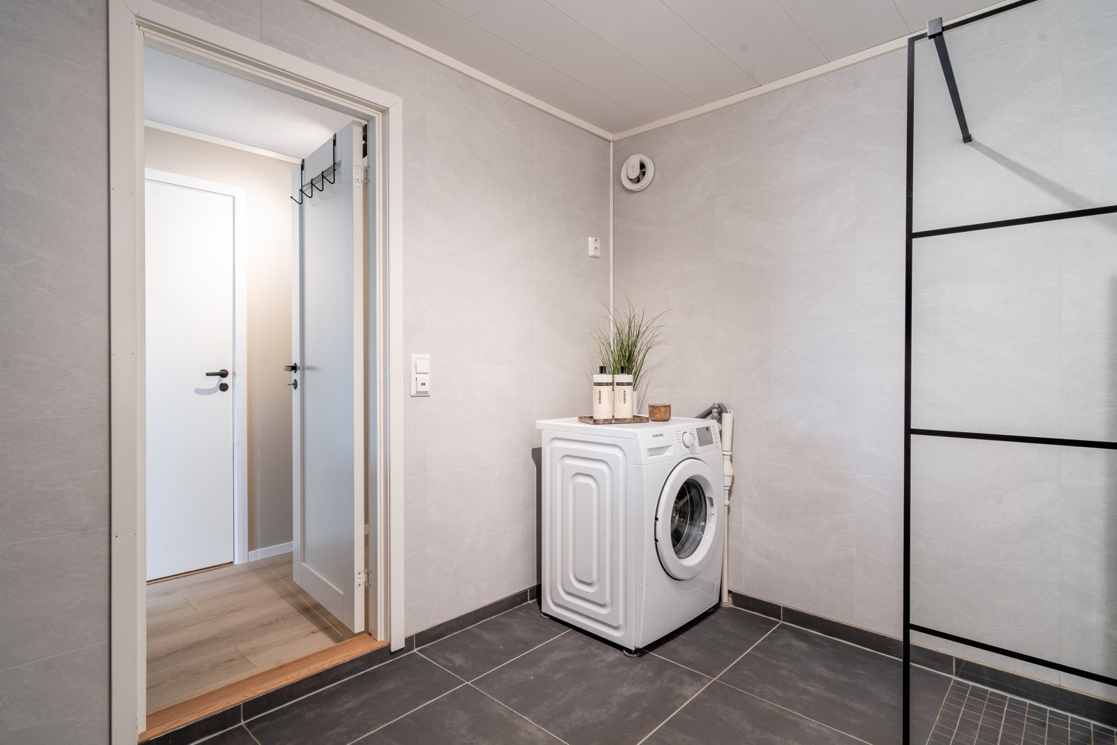 I tillegg er det opplegg for vaskemaskin og plass for tørketrommel.