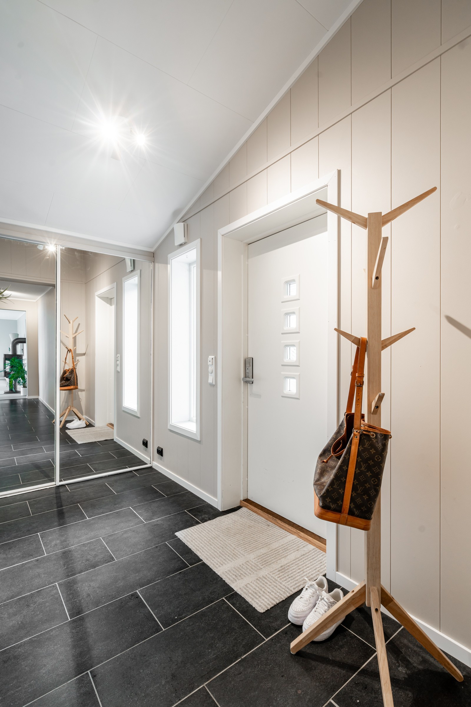 Velkommen inn! Stor skyvedørsgarderobe i entreen.
