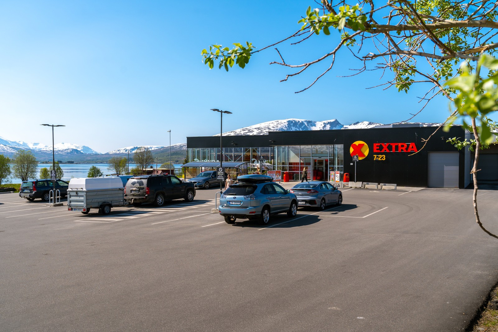Fra leiligheten er det gåavstand til bl.a. dagligvare, skole, barnehage og ikke minst lysløypa med fantastiske turmuligheter.