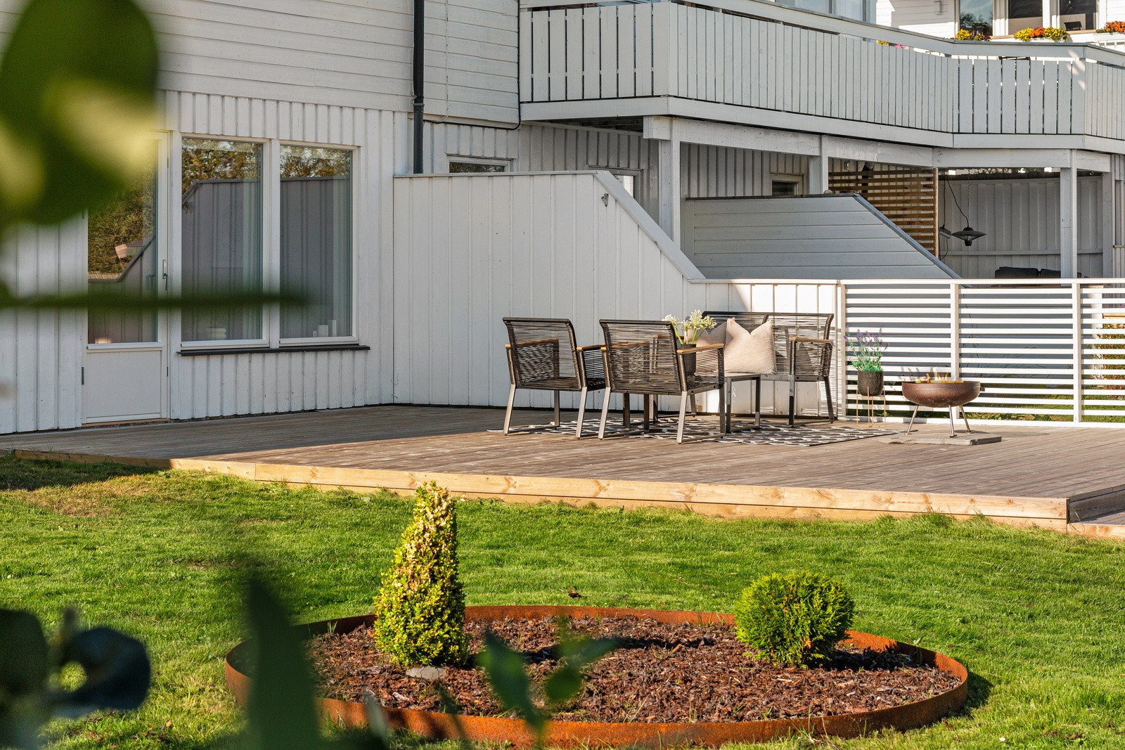 Uteområdene er svært pent opparbeidet og har god plass for hagemøbler og feks grill.