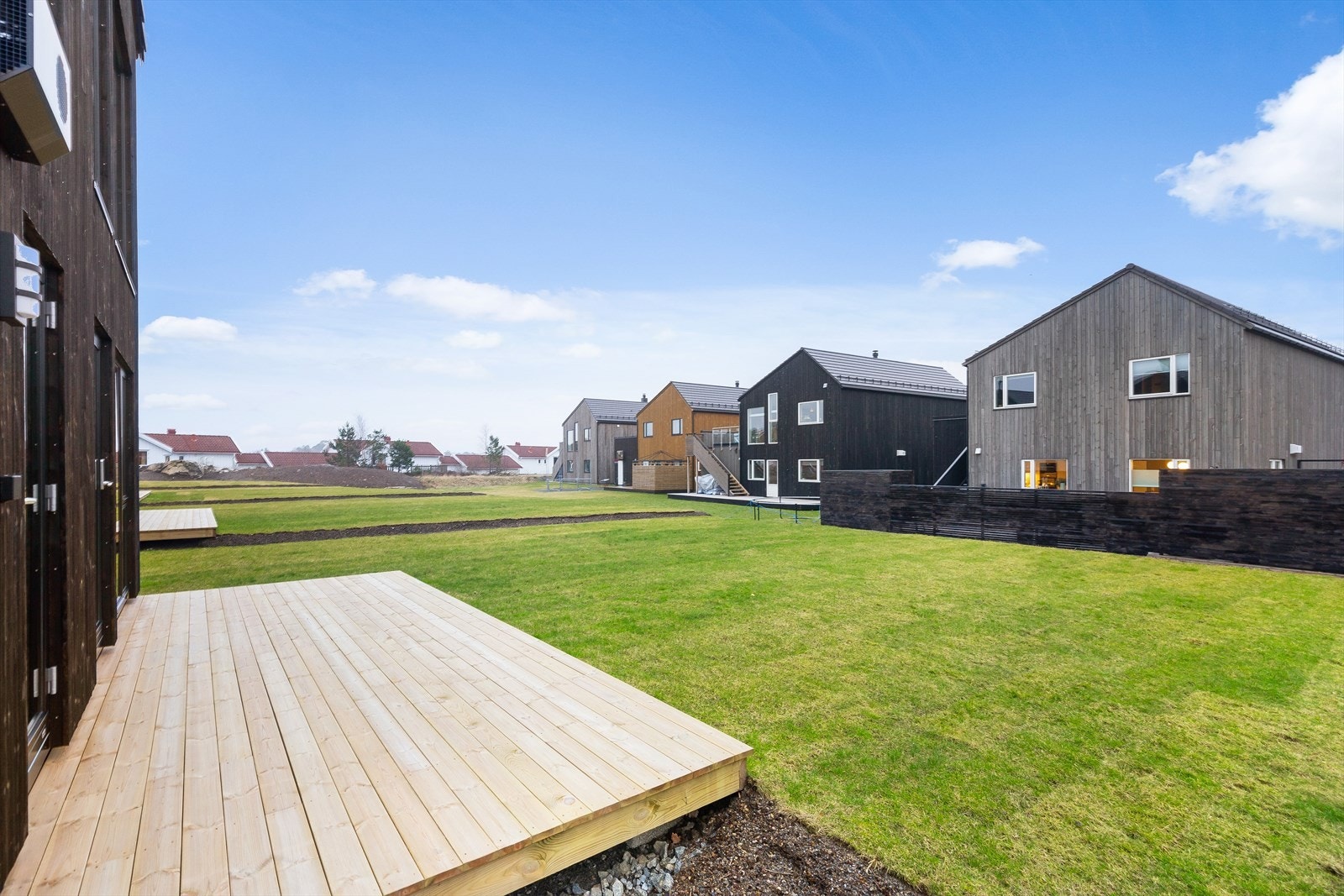Terrasse og plen mot vest Galleribilde