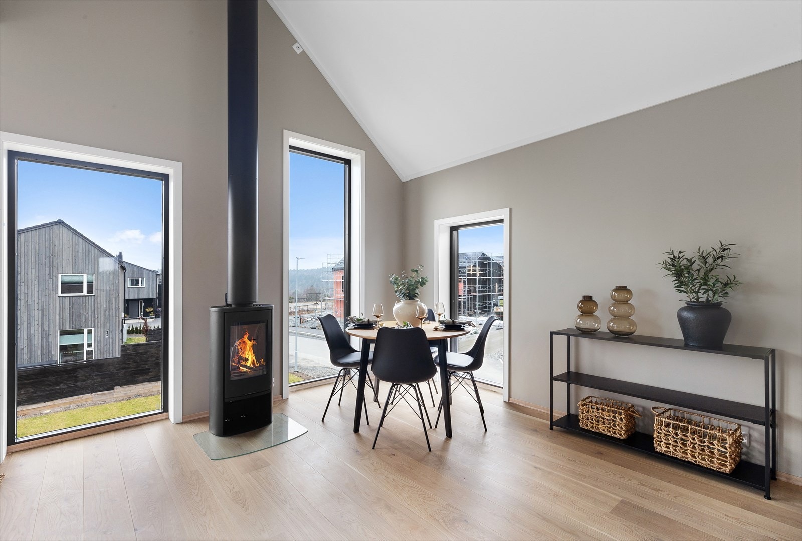 Stue med panoramavinduer og peisovn Galleribilde