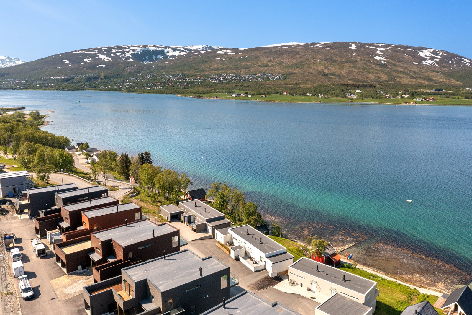 Eiendommen er beliggende på fremste rekke mot havet på Solneset i Hamna!